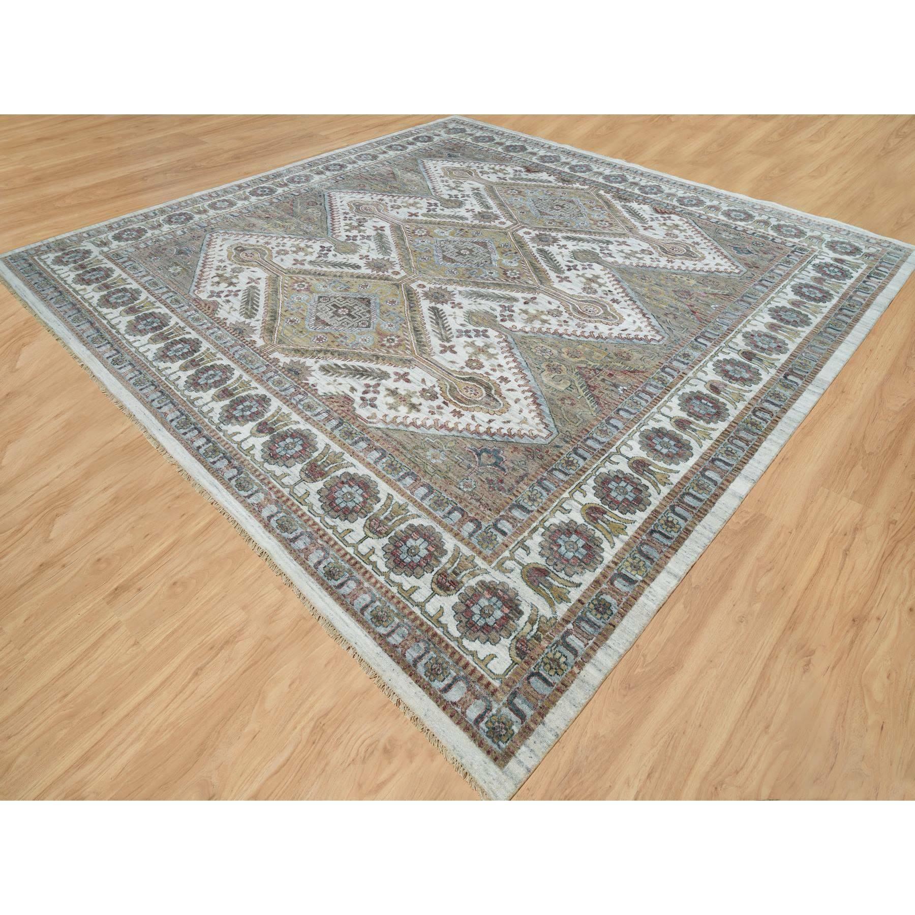 Indien Tapis carré blanc fumé noué à la main à bordure de rosettes uniques de fleurs 14'x14' en vente