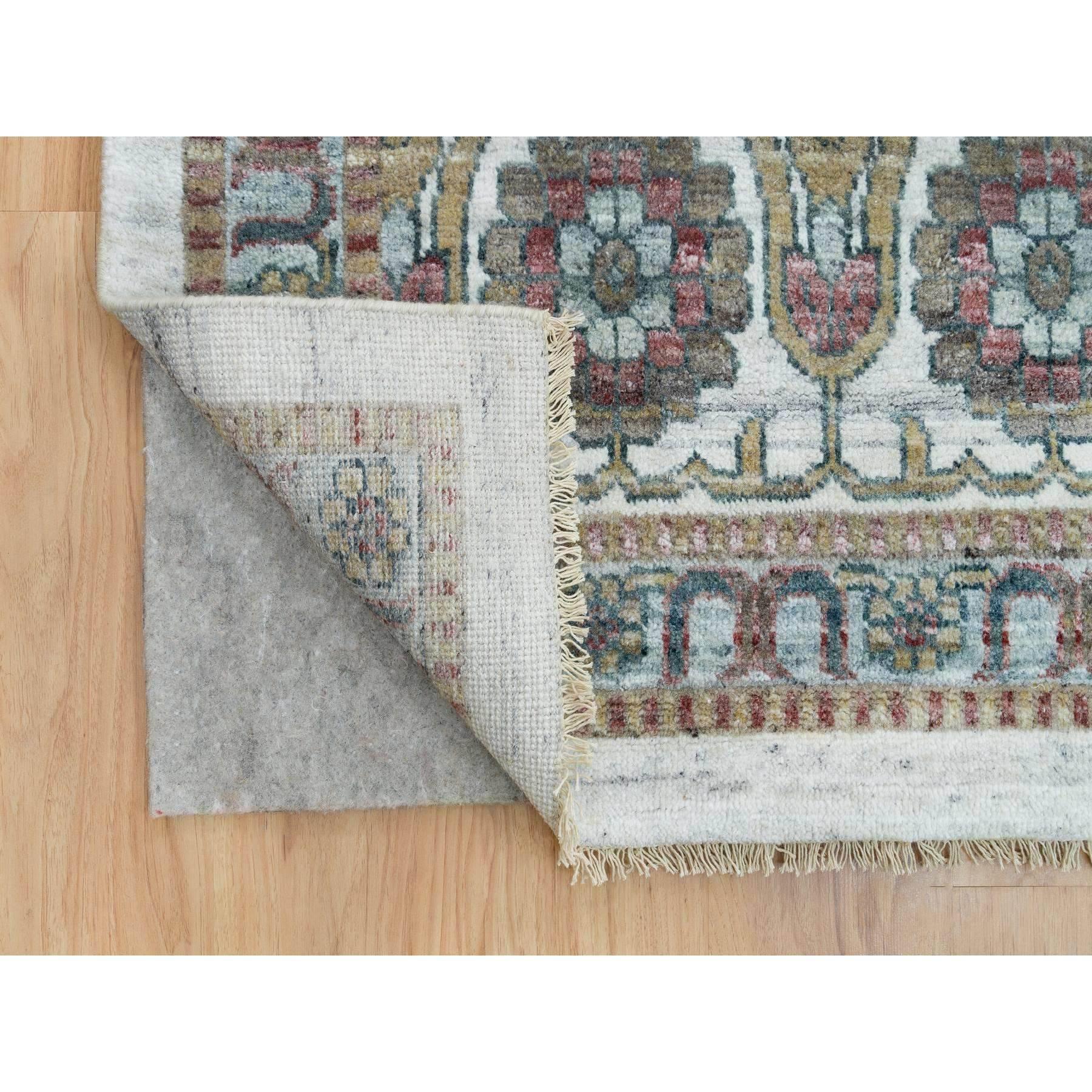 Noué à la main Tapis carré blanc fumé noué à la main à bordure de rosettes uniques de fleurs 14'x14' en vente