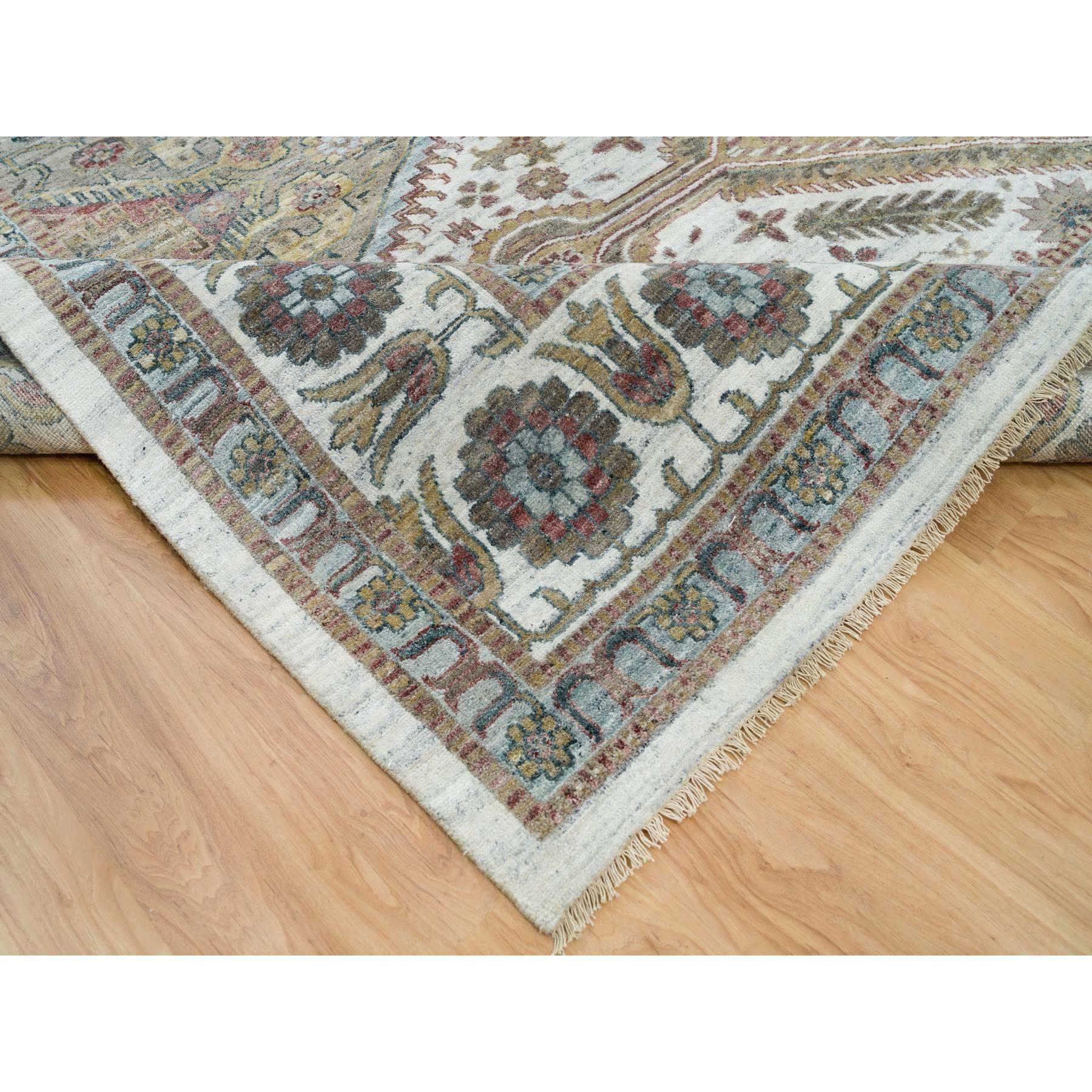 XXIe siècle et contemporain Tapis carré blanc fumé noué à la main à bordure de rosettes uniques de fleurs 14'x14' en vente