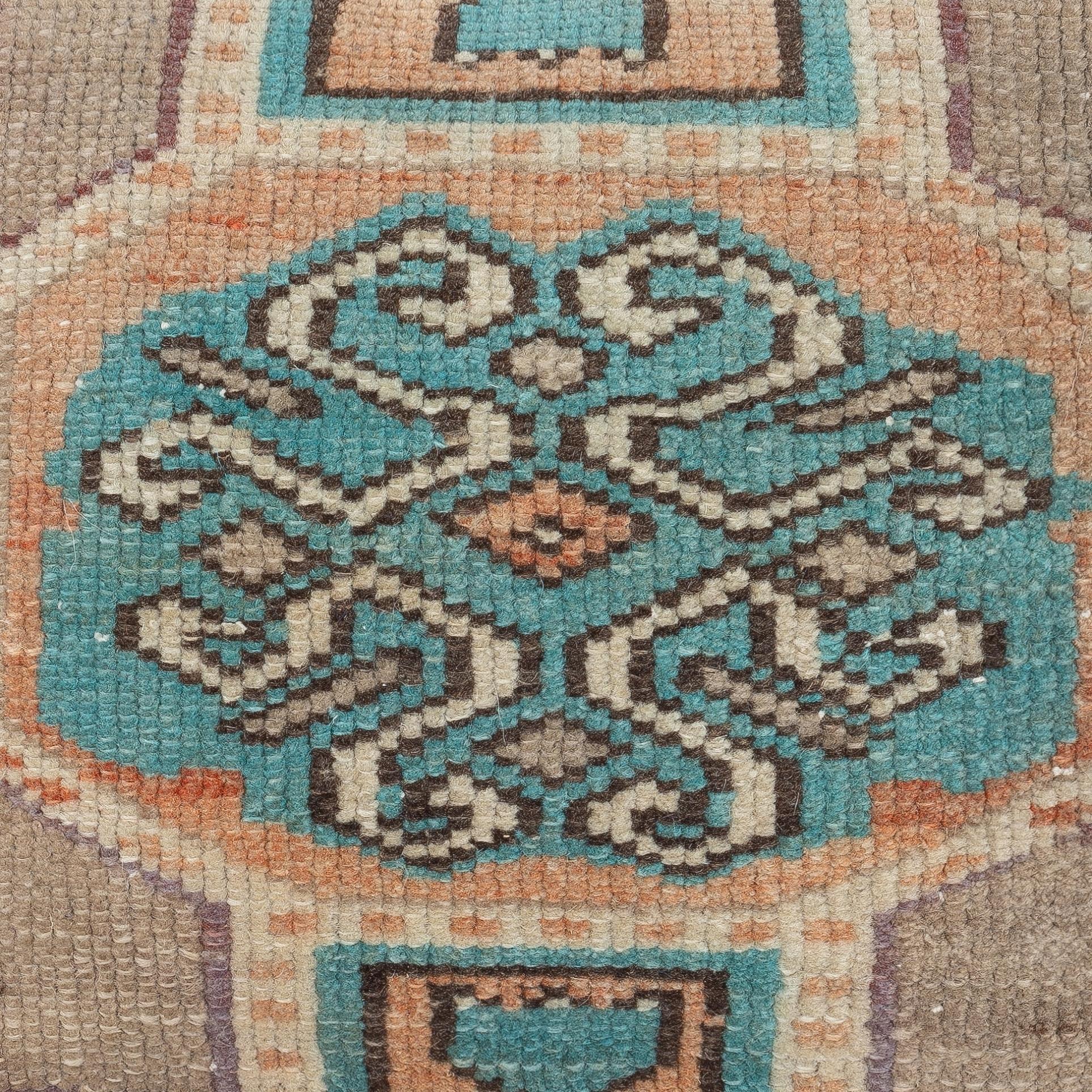 Ajoutez une touche d'histoire et de chaleur à votre espace avec cette housse de coussin vintage en laine turque faite à la main. Fabriquée à partir d'authentiques tapis turcs noués à la main, chaque pièce est unique et présente des motifs complexes