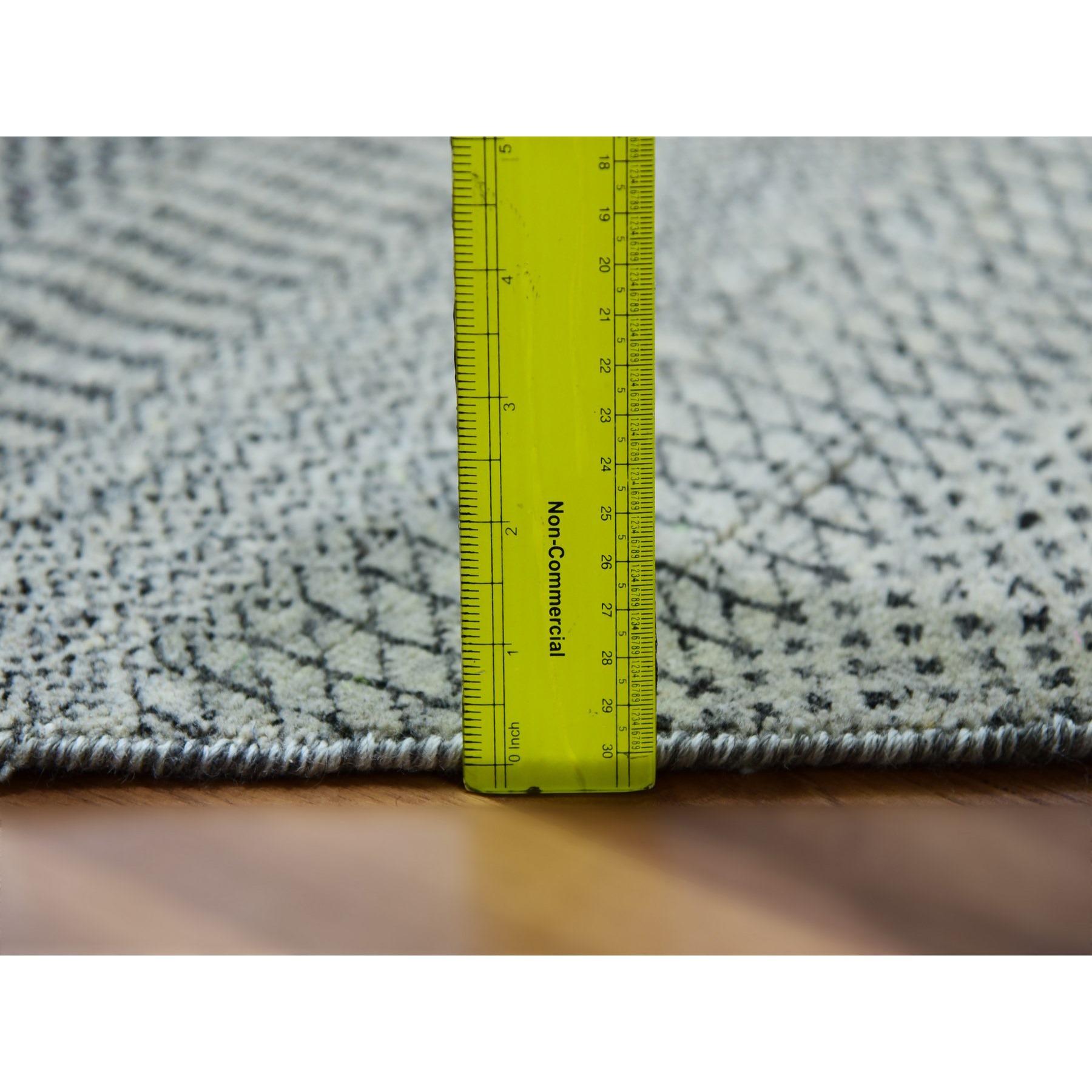 14'x14' Web Grau Tone on Tone Moderner runder handgeknüpfter Teppich aus Wolle mit Grasdesign im Angebot 4