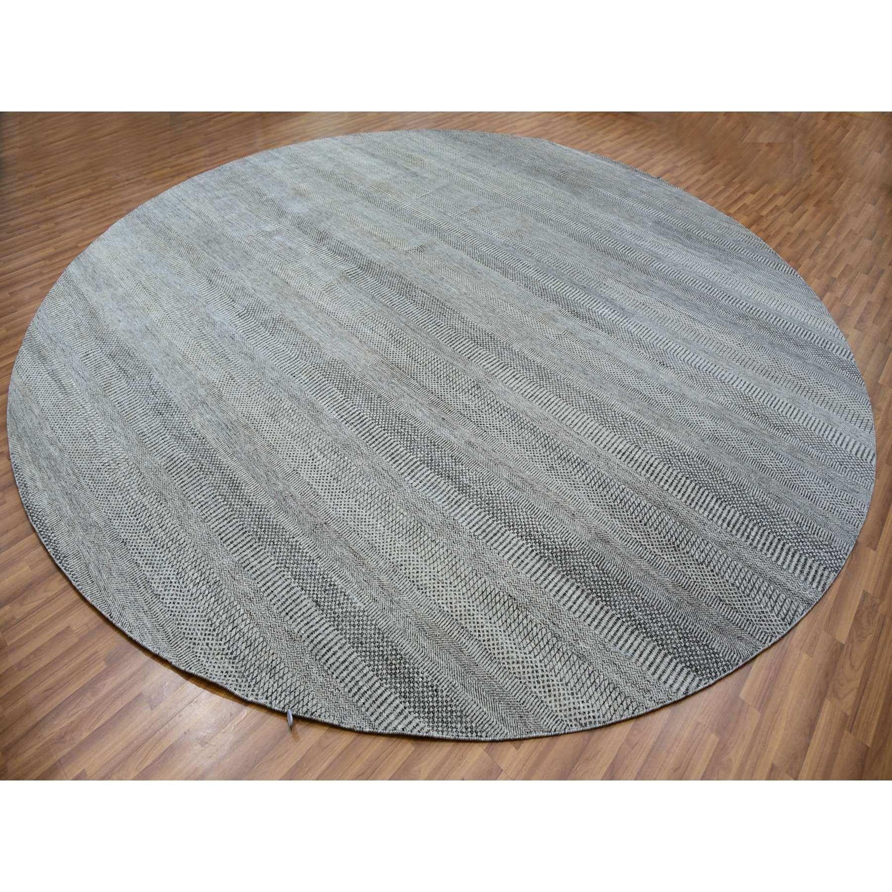 14'x14' Web Grau Tone on Tone Moderner runder handgeknüpfter Teppich aus Wolle mit Grasdesign (Indisch) im Angebot