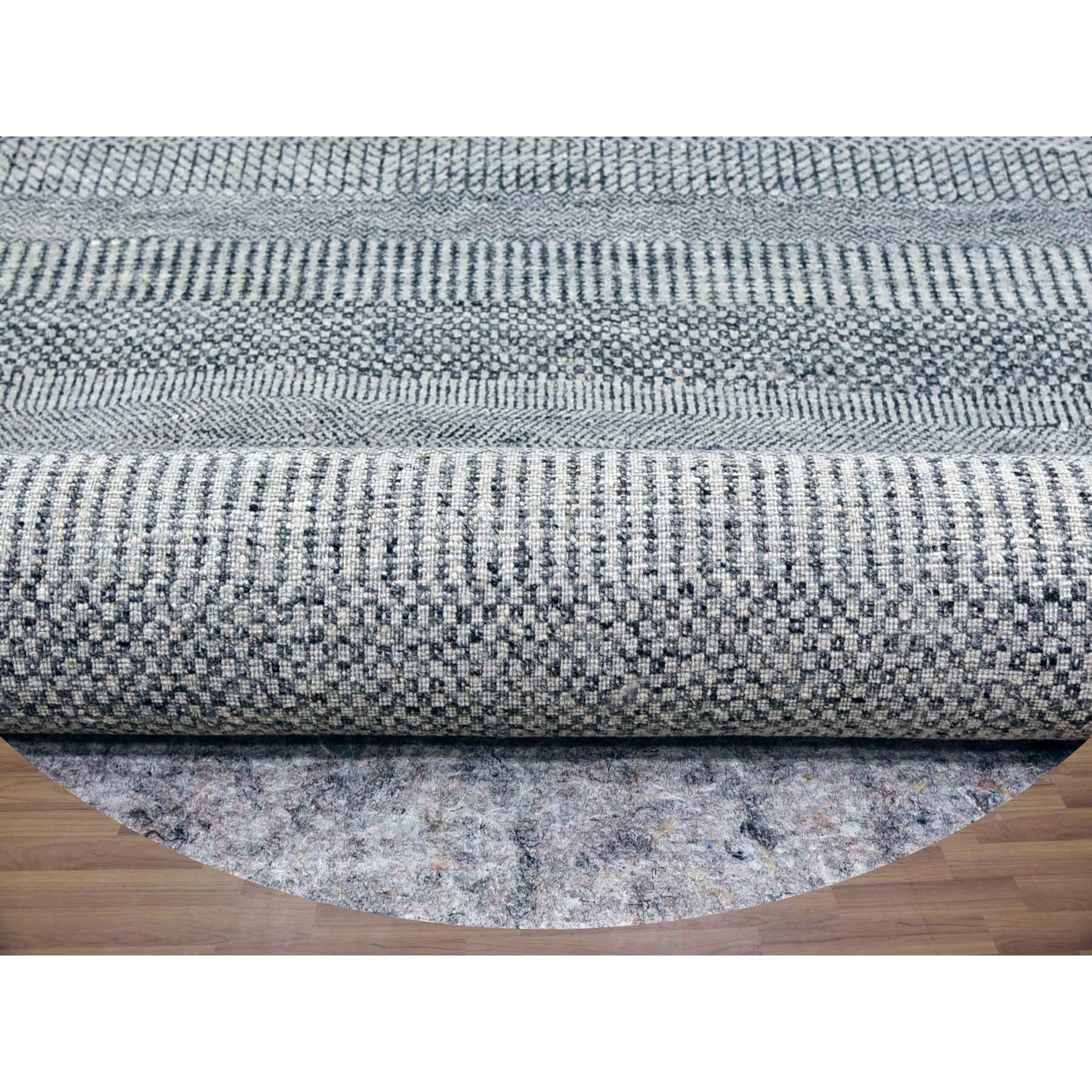 14'x14' Web Grau Tone on Tone Moderner runder handgeknüpfter Teppich aus Wolle mit Grasdesign (Handgeknüpft) im Angebot