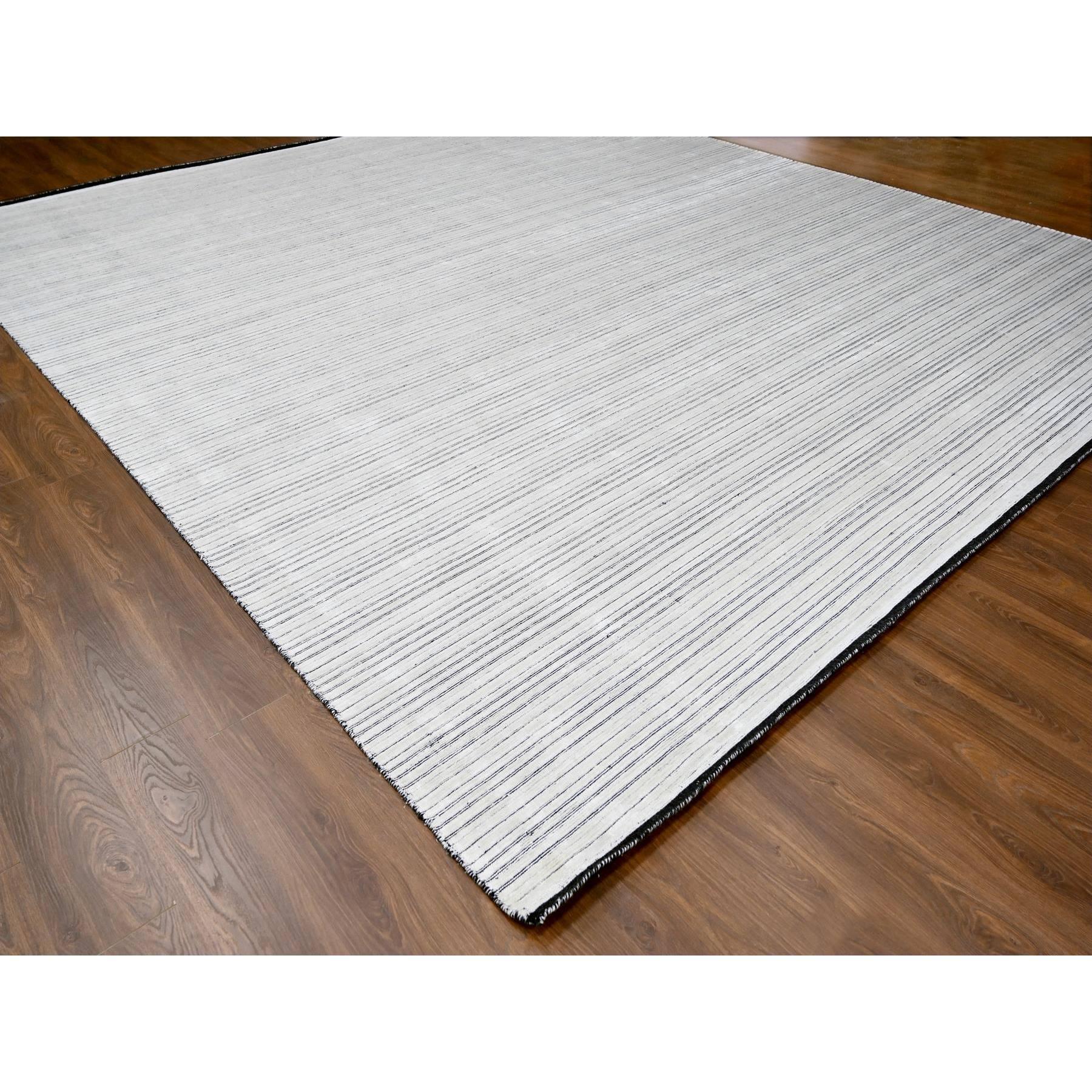 Moderne Tapis moderne surdimensionné 14'x16' Laine et soie blanche et noire, tissé à la main en vente