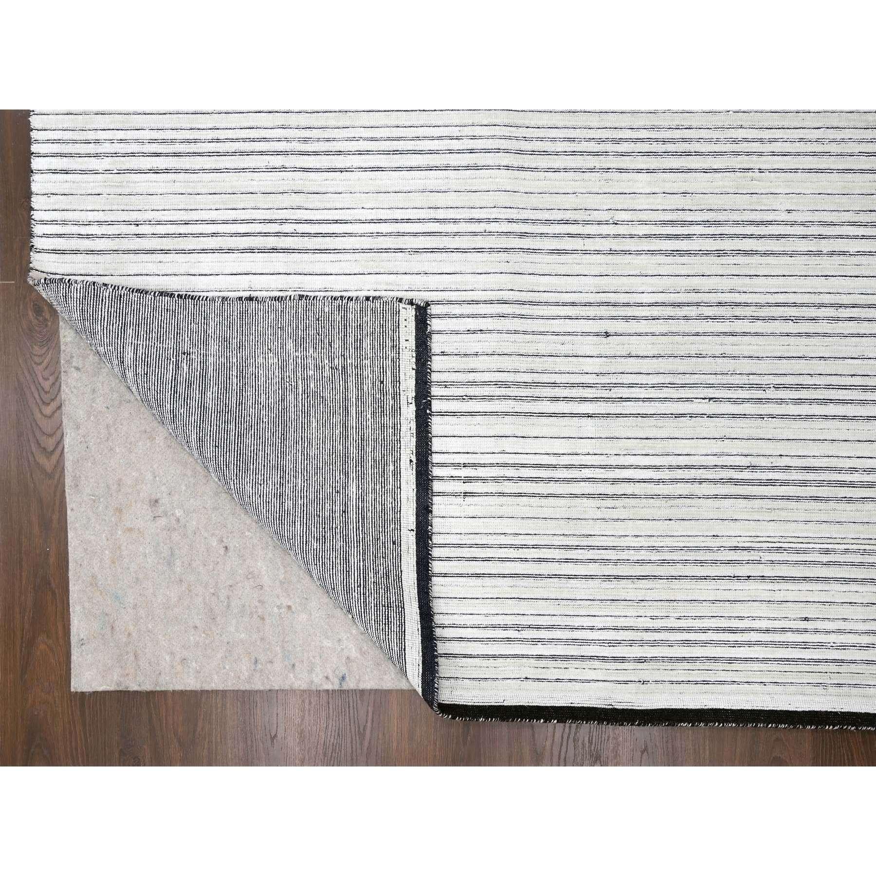 Indien Tapis moderne surdimensionné 14'x16' Laine et soie blanche et noire, tissé à la main en vente