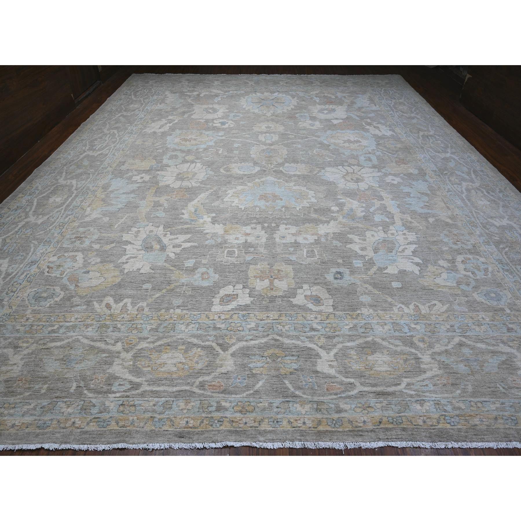 Il s'agit d'un véritable tapis d'Orient Vintage White Wash Fine Peshawar avec Mahal All Over Design, 100% laine, noué à la main. Il a été noué pendant des mois et des mois selon des techniques de tissage séculaires par des artisans experts.
Matières