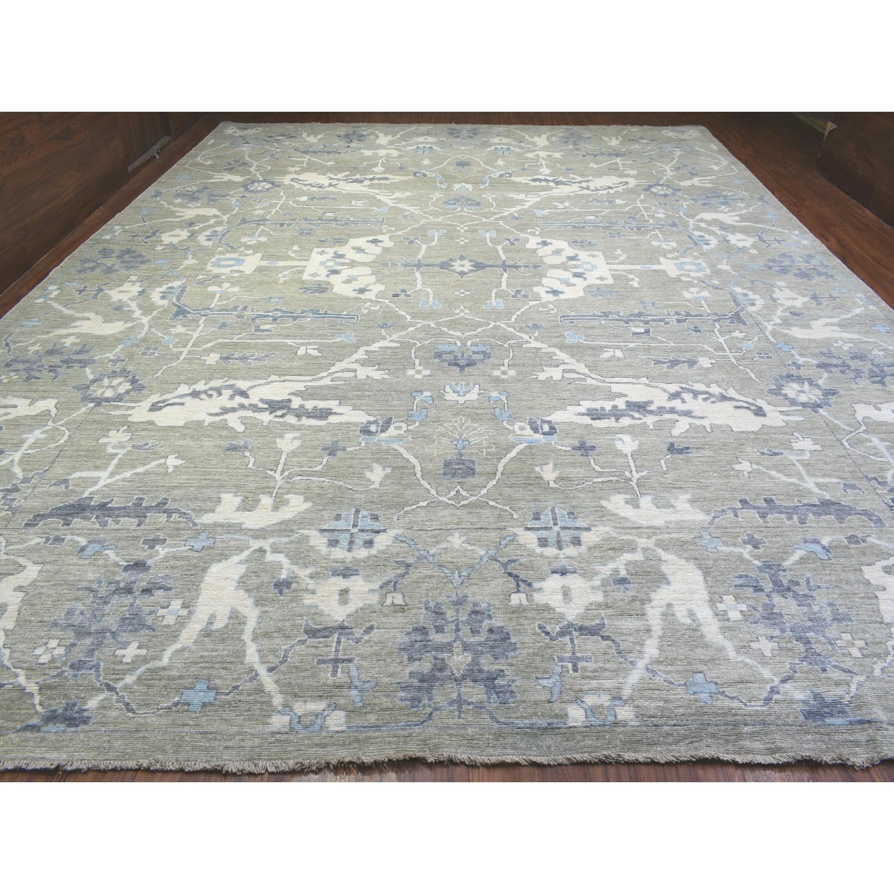 Il s'agit d'un véritable tapis d'Orient de grande taille en laine grise extra-douce nouée à la main, Afghan Angora Oushak Natural Dyes. Il a été noué pendant des mois et des mois selon des techniques de tissage séculaires par des artisans