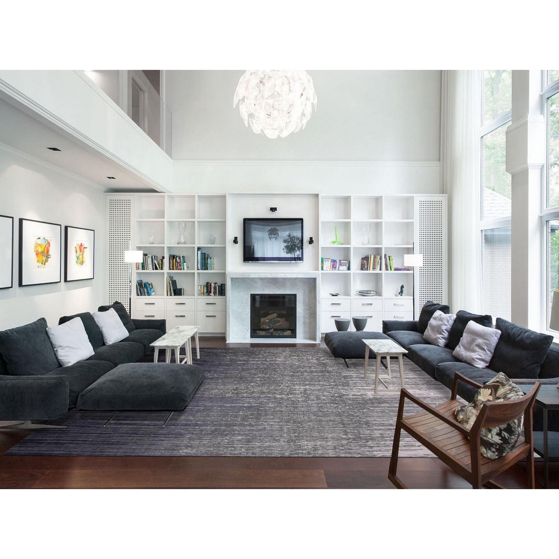 Si tratta di un autentico tappeto orientale oversize in pura lana, grigio e nero, densamente intrecciato a mano e con design Ombre Modern. È stato annodato per mesi e mesi con tecniche di tessitura secolari da esperti artigiani.
Materiali primari: