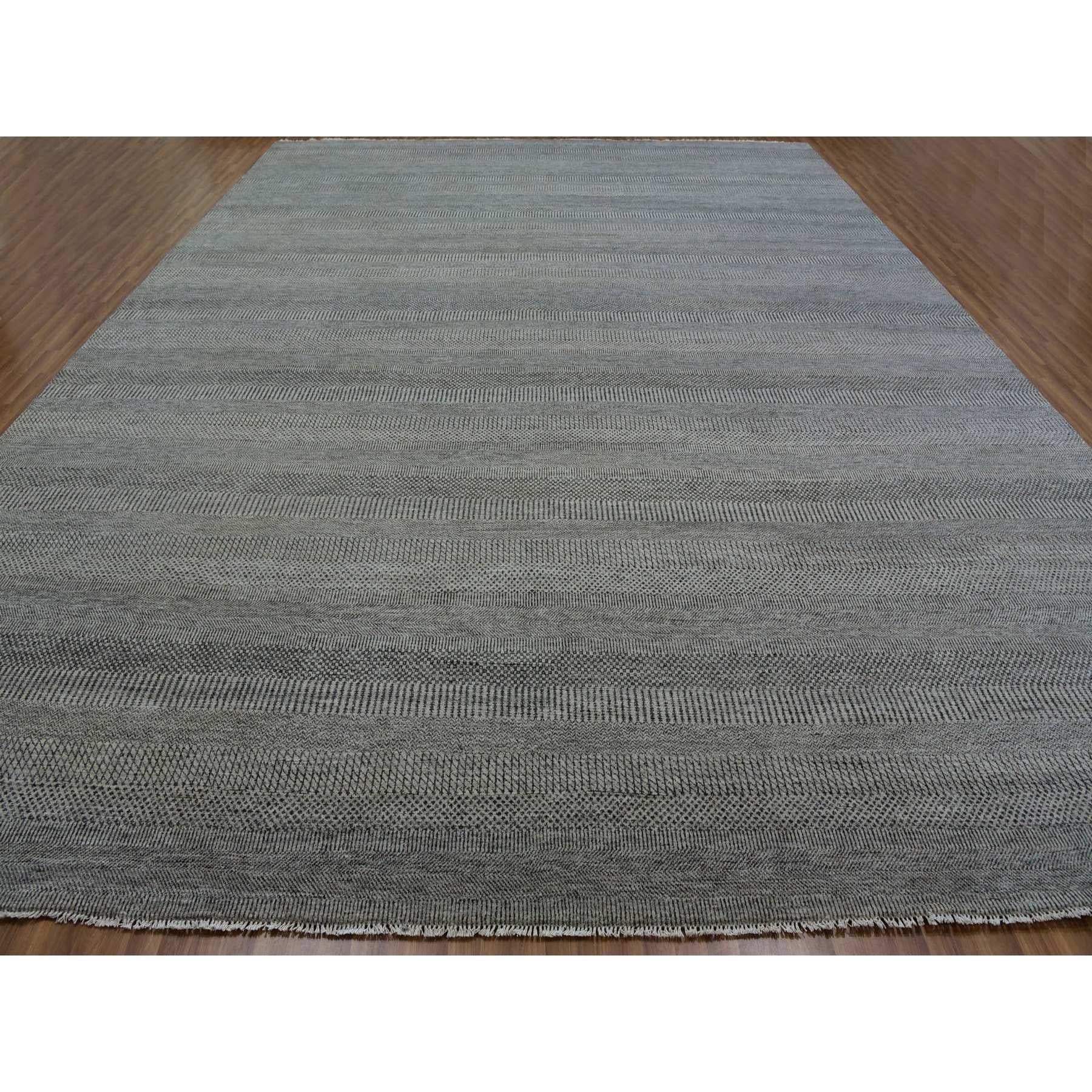 Il s'agit d'un véritable tapis d'Orient non teinté, 100% laine, ton sur ton, au design moderne d'herbe, noué à la main. Il a été noué pendant des mois et des mois par des artisans selon des techniques de tissage séculaires.
Matières premières :