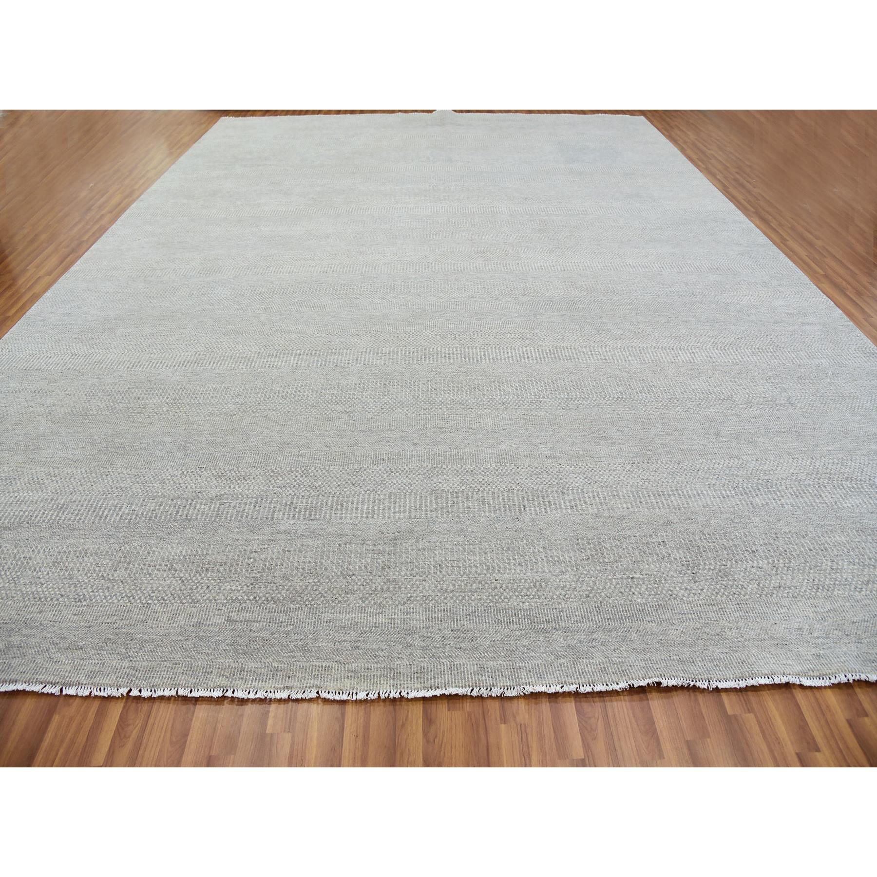 Dies ist eine wirklich echte one-of-a-kind Undyed 100% Wolle, Ton in Ton, Modern Grass Design, handgeknüpft, Orientteppich. Es wurde monatelang von Kunsthandwerkern in jahrhundertealten Webtechniken geknüpft.
Primäre MATERIALIEN: Wolle
Latex: Kein