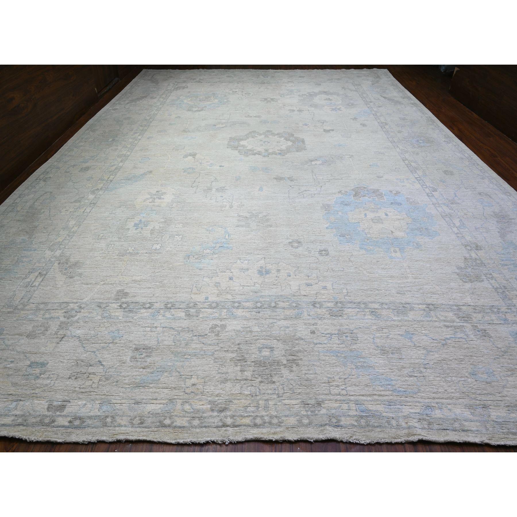 Si tratta di un autentico tappeto orientale Afghan Angora Oushak, annodato a mano, in pura lana, unico nel suo genere. È stato annodato per mesi e mesi con tecniche di tessitura secolari da esperti artigiani.
Materiali primari: Lana
Lattice: No Pile