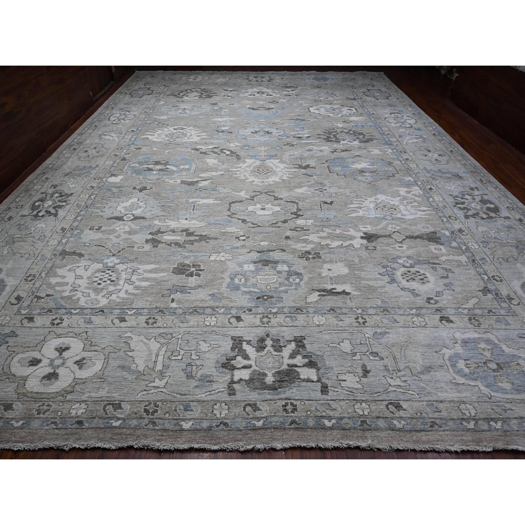 Ésta es una auténtica alfombra oriental de Angora Oushak, anudada a mano, de pura lana, única en su especie. Ha sido anudada durante meses y meses con técnicas artesanales de tejido centenarias por expertos artesanos.
Materiales primarios: