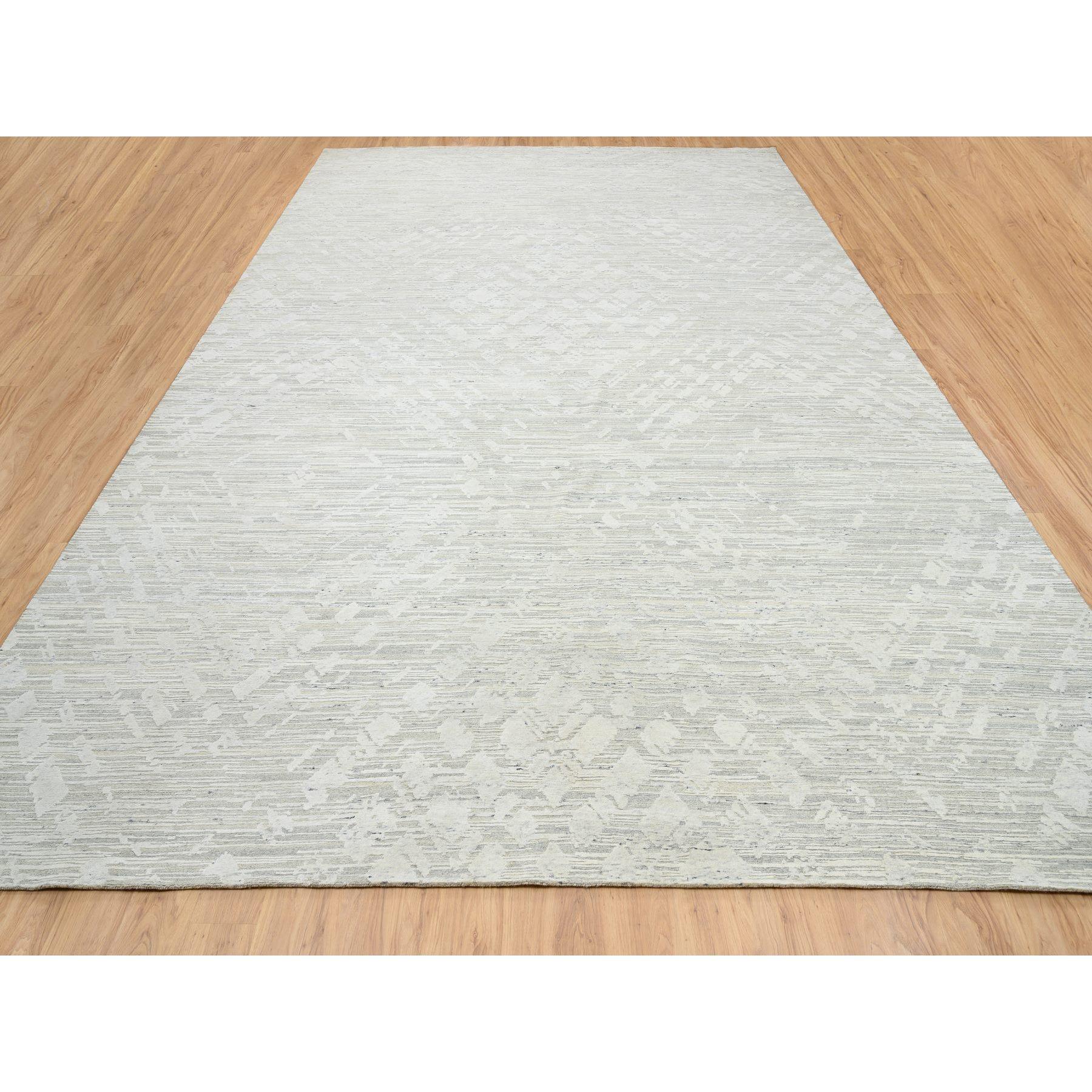 Il s'agit d'un véritable tapis d'Orient gris clair, en laine naturelle non teintée filée à la main, noué à la main, au design moderne et surdimensionné. Il a été noué pendant des mois et des mois selon des techniques de tissage séculaires par des
