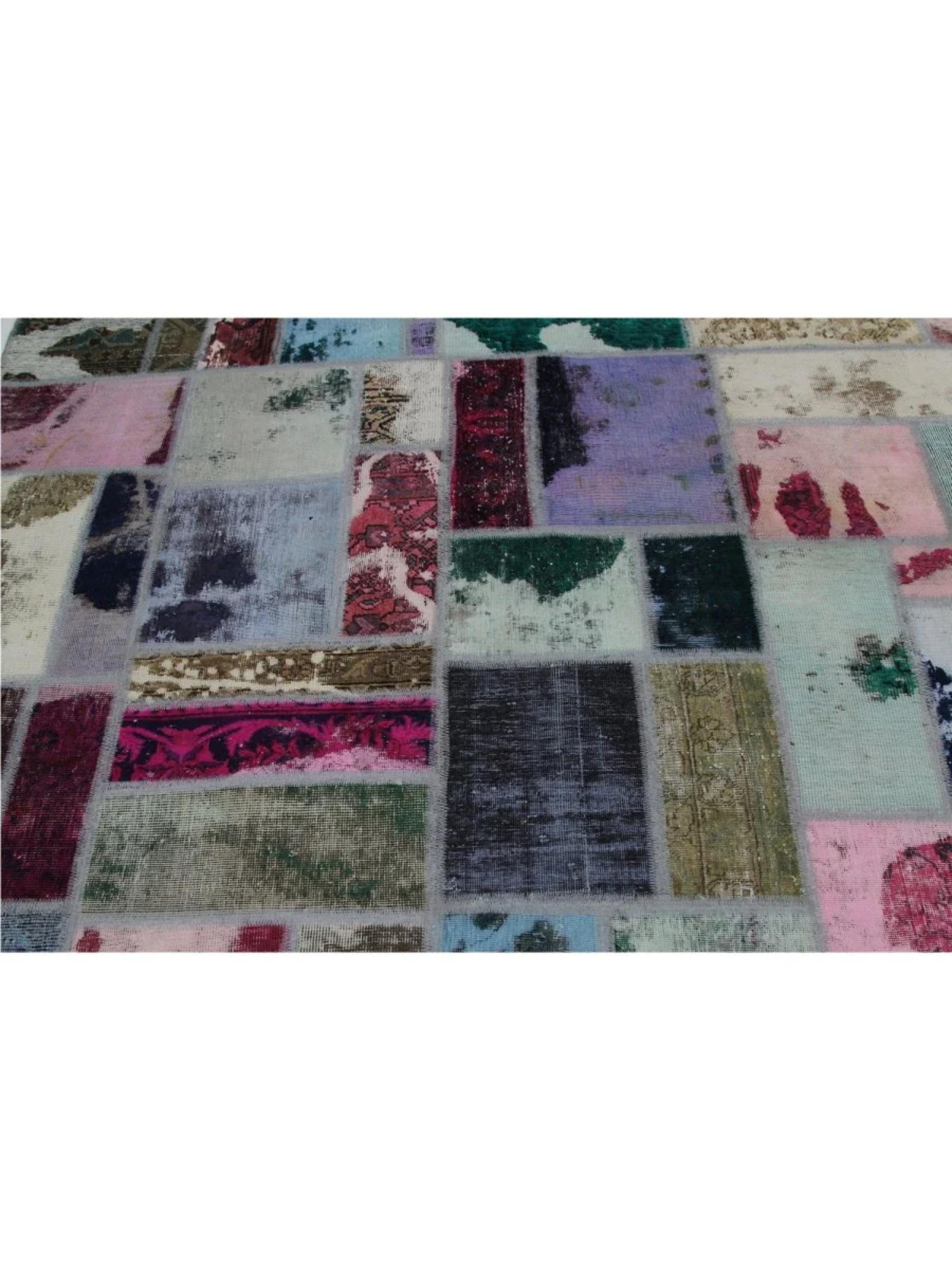 Late 20th Century 14x20 Hand-Knotted Vintage Distressed Patchwork Area Rug For Sale
