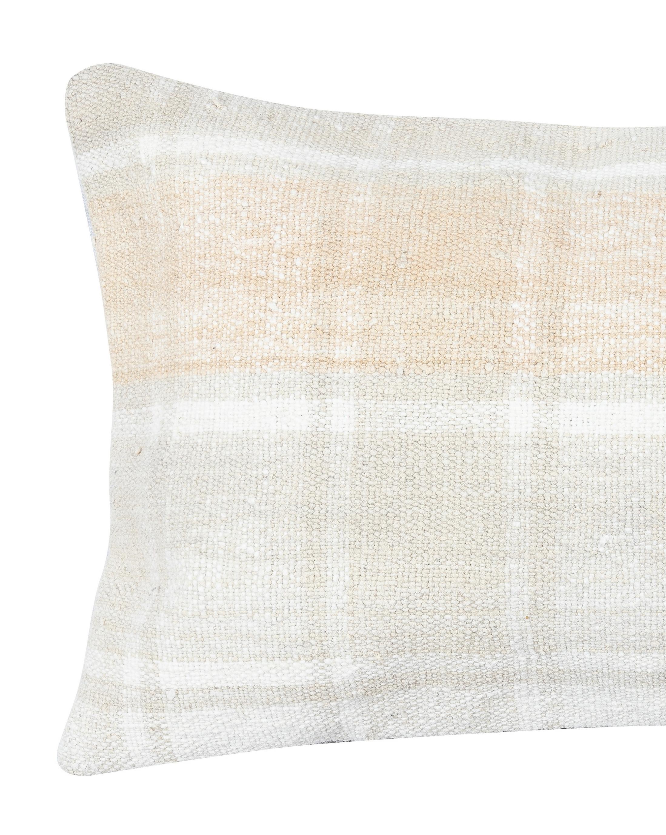 Aggiungi un tocco di storia e calore al tuo spazio con questo copricuscino vintage in kilim di canapa naturale fatto a mano. Realizzati con autentici kilim turchi annodati a mano, ogni pezzo è unico nel suo genere e presenta motivi intricati e