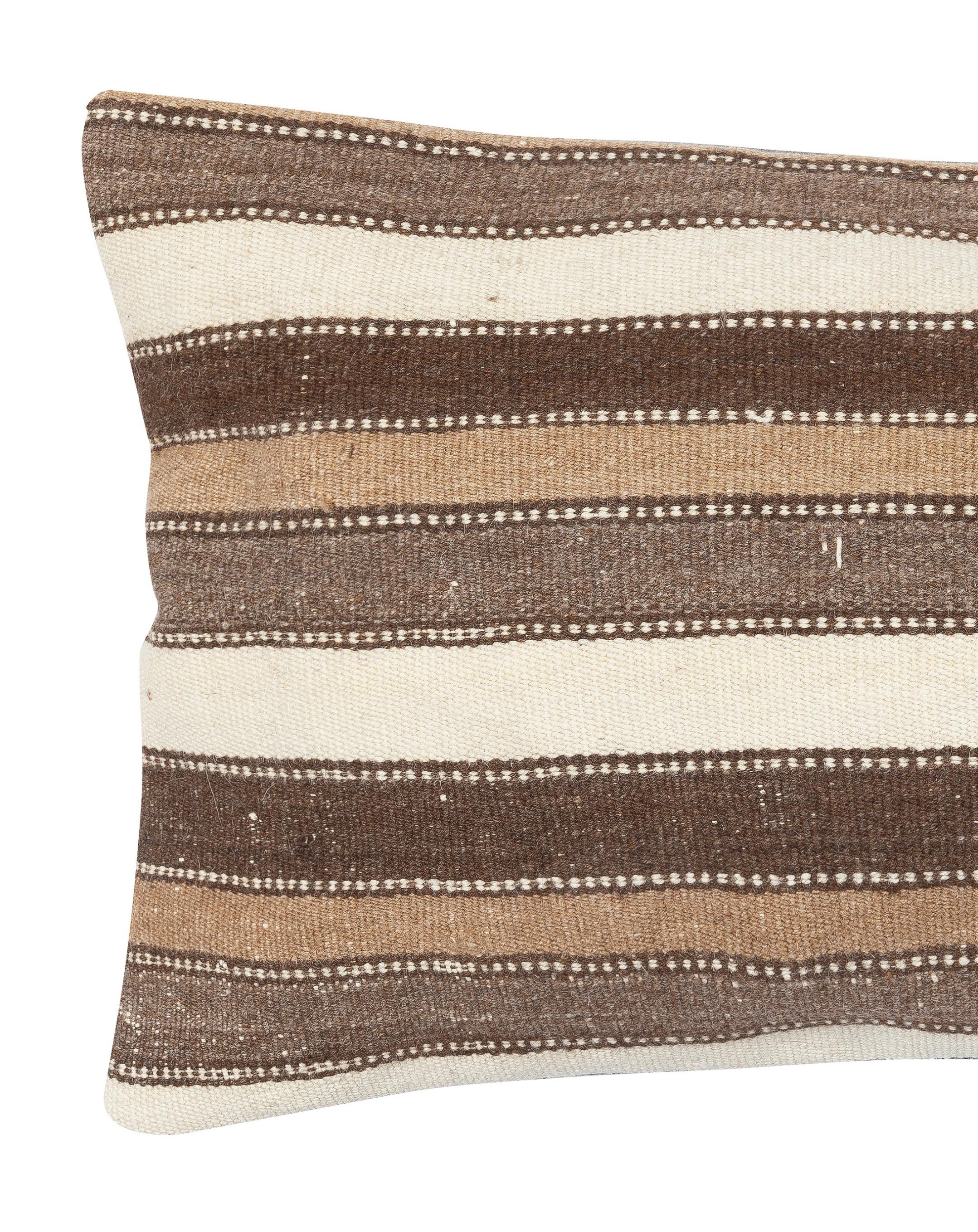 Añade un toque de historia y calidez a tu espacio con esta funda de cojín kilim vintage de lana turca hecha a mano. Elaborados a partir de auténticos kilims turcos anudados a mano, cada pieza es única, con intrincados dibujos y ricos colores que