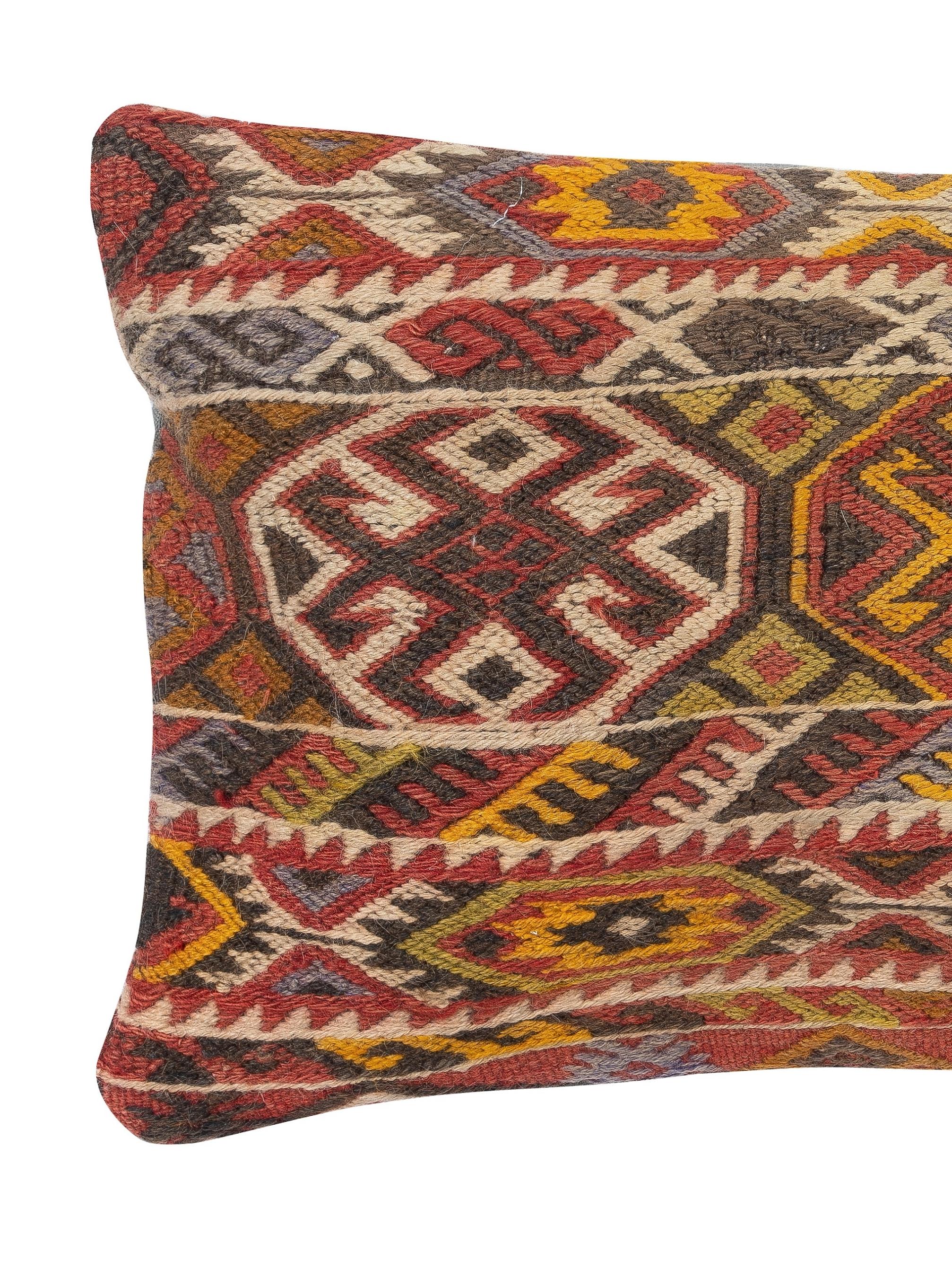 Verleihen Sie Ihrem Raum einen Hauch von Geschichte und Wärme mit dieser handgefertigten Kissenhülle aus türkischer Wolle im Vintage-Stil. Jedes Stück, das aus authentischen, handgeknüpften türkischen Kelims gefertigt wird, ist ein Unikat mit