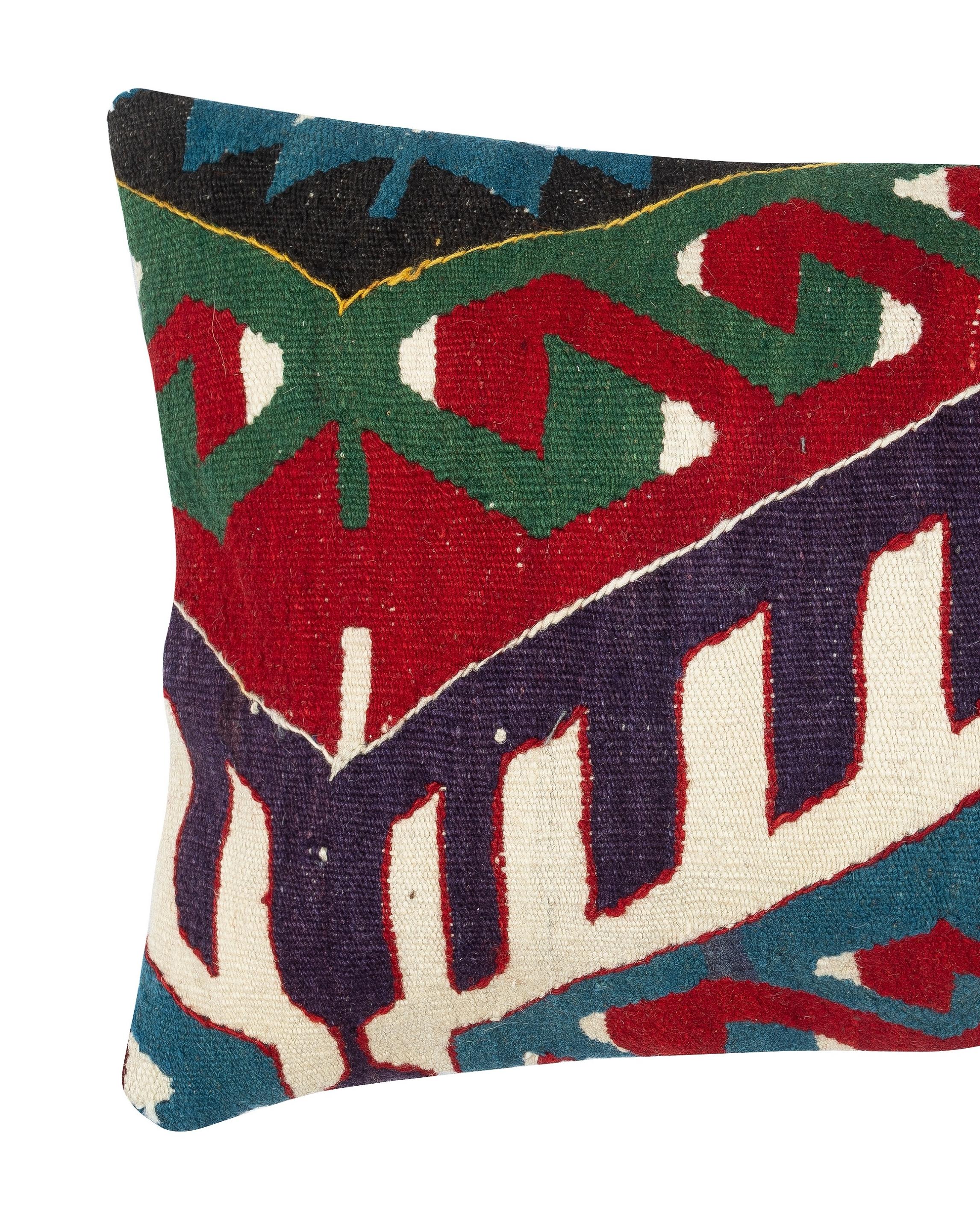 Ajoutez une touche d'histoire et de chaleur à votre espace avec cette housse de coussin kilim en laine turque vintage faite à la main. Fabriquée à partir d'authentiques kilims turcs noués à la main, chaque pièce est unique et présente des motifs