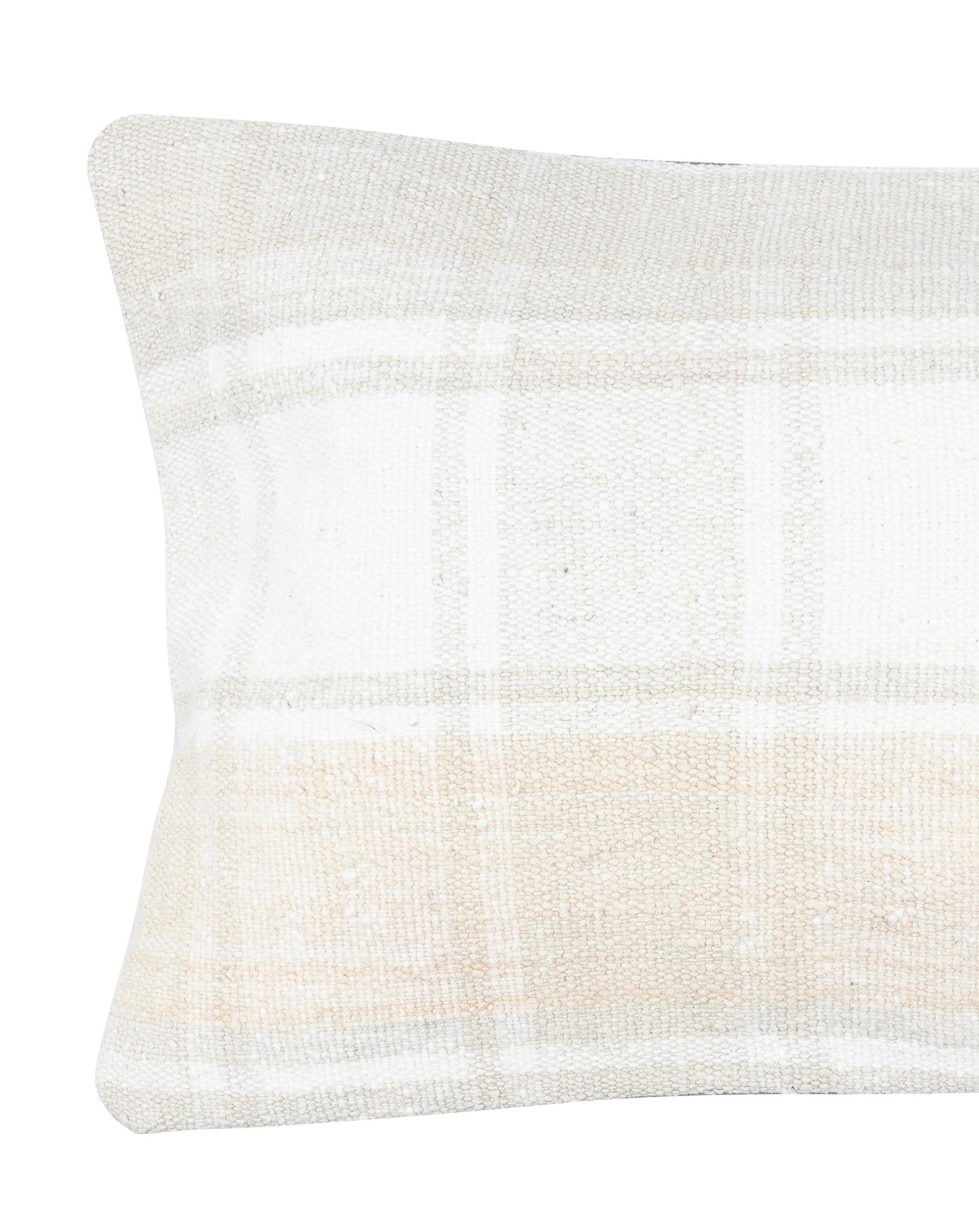 Aggiungi un tocco di storia e calore al tuo spazio con questo copricuscino vintage in kilim di canapa naturale fatto a mano. Realizzati con autentici kilim turchi annodati a mano, ogni pezzo è unico nel suo genere e presenta motivi intricati e