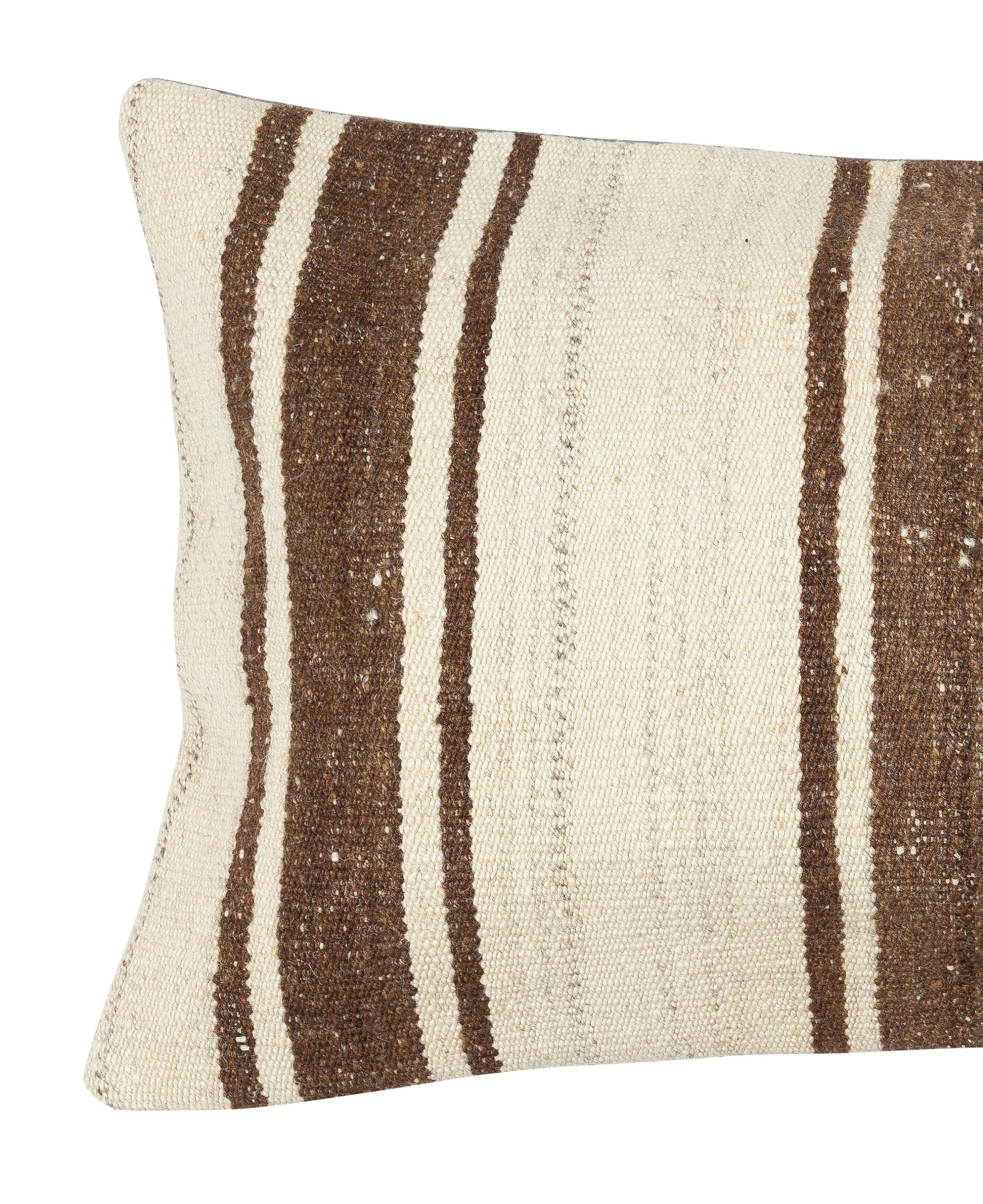 Aggiungi un tocco di storia e calore al tuo spazio con questo copricuscino vintage in canapa turca fatto a mano. Realizzati con autentici kilim turchi annodati a mano, ogni pezzo è unico nel suo genere e presenta motivi intricati e colori ricchi che