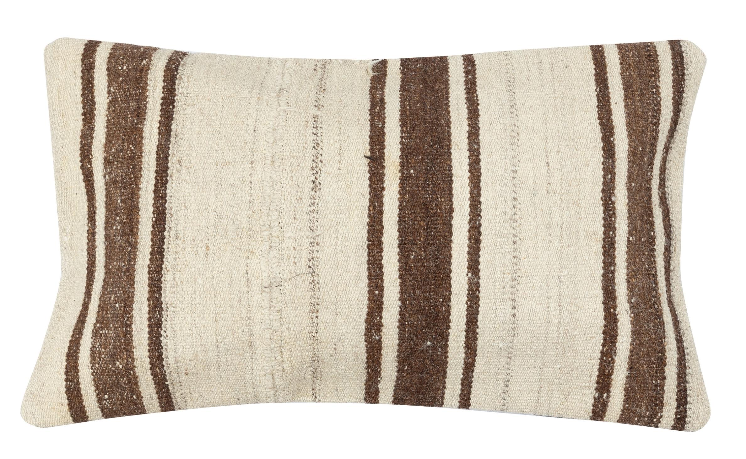 Porta la storia e il calore nella tua casa con questo set di copricuscini in canapa vintage fatti a mano. Questa coppia di copricuscini è realizzata con cura a partire da autentici kilim turchi annodati a mano. Ogni copertina è davvero unica, con