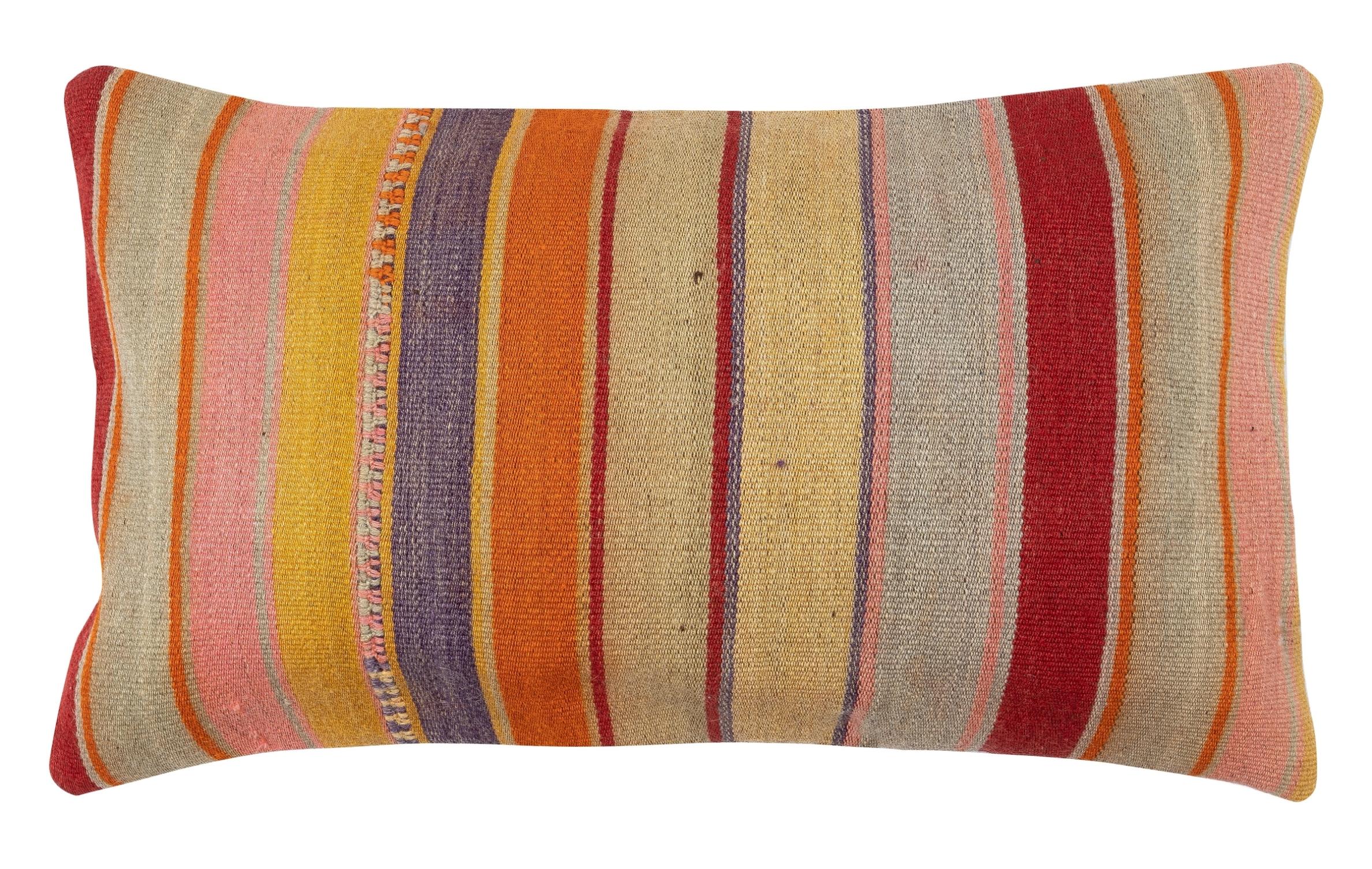 Apportez de l'histoire et de la chaleur dans votre maison avec ce set de housses de coussin en laine turque vintage fait à la main. Cette paire de housses de coussin est soigneusement fabriquée à partir d'authentiques kilims turcs noués à la main.