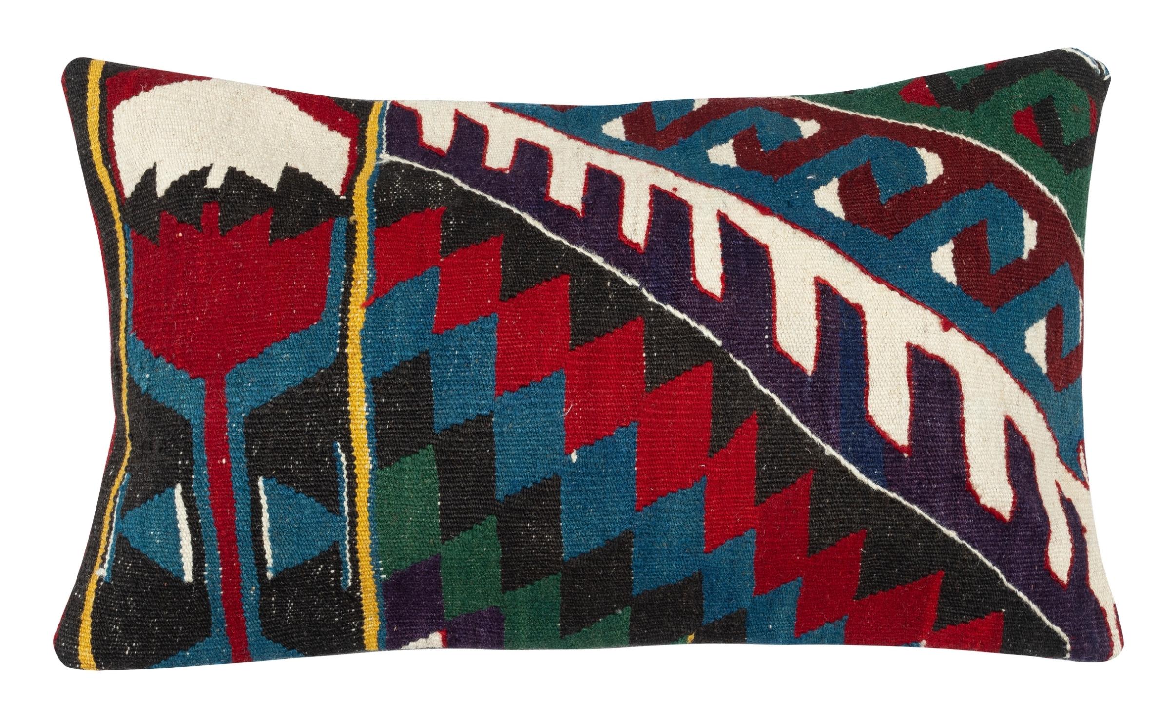 Lleva la historia y la calidez a tu hogar con este juego vintage de fundas de cojín de lana turca hechas a mano. Este par de fundas de cojín están cuidadosamente confeccionadas con auténticos kilims turcos anudados a mano. Cada funda es realmente