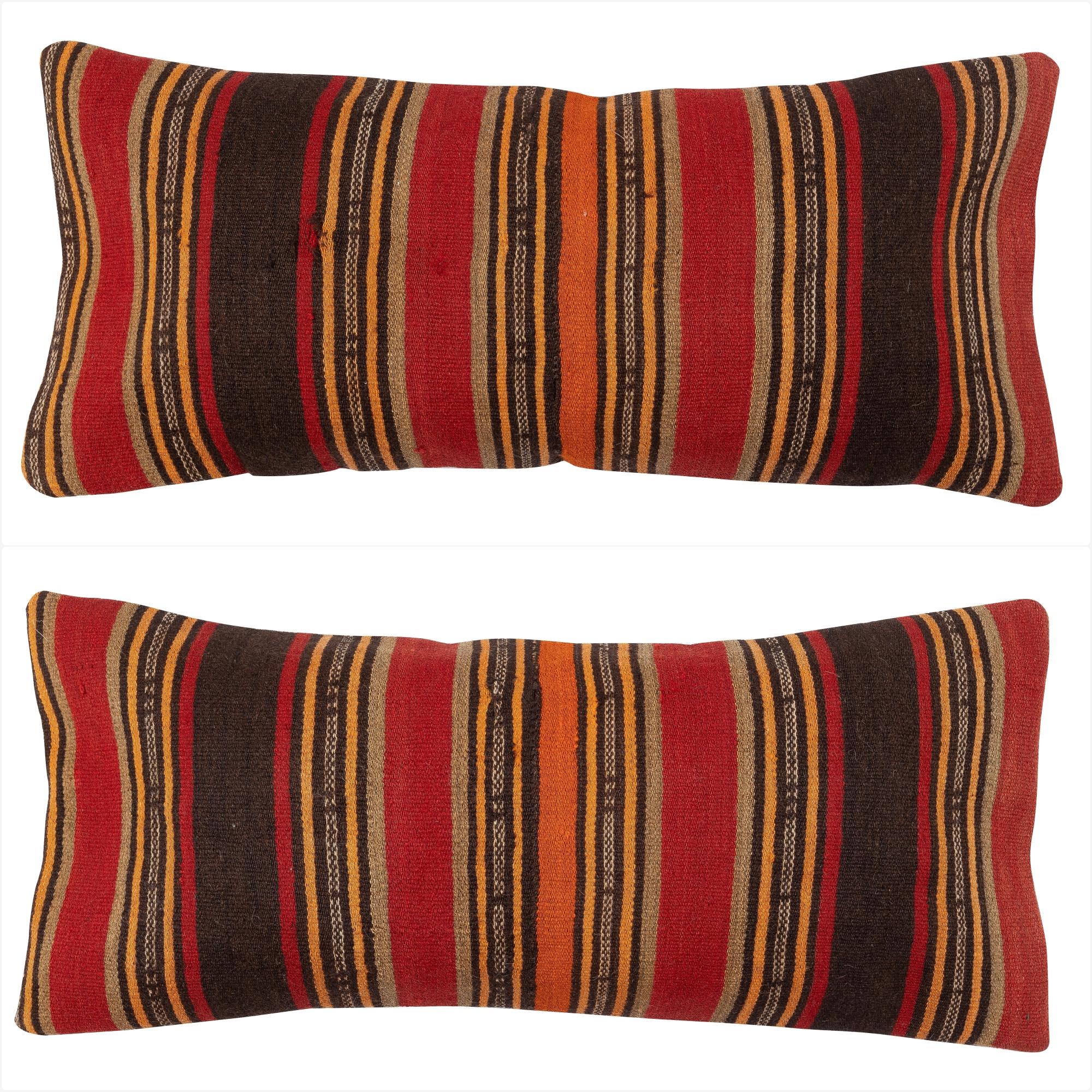 Porta la storia e il calore nella tua casa con questo set di copricuscini vintage in lana turca fatti a mano. Questa coppia di copricuscini è realizzata con cura a partire da autentici kilim turchi annodati a mano. Ogni copertina è davvero unica,