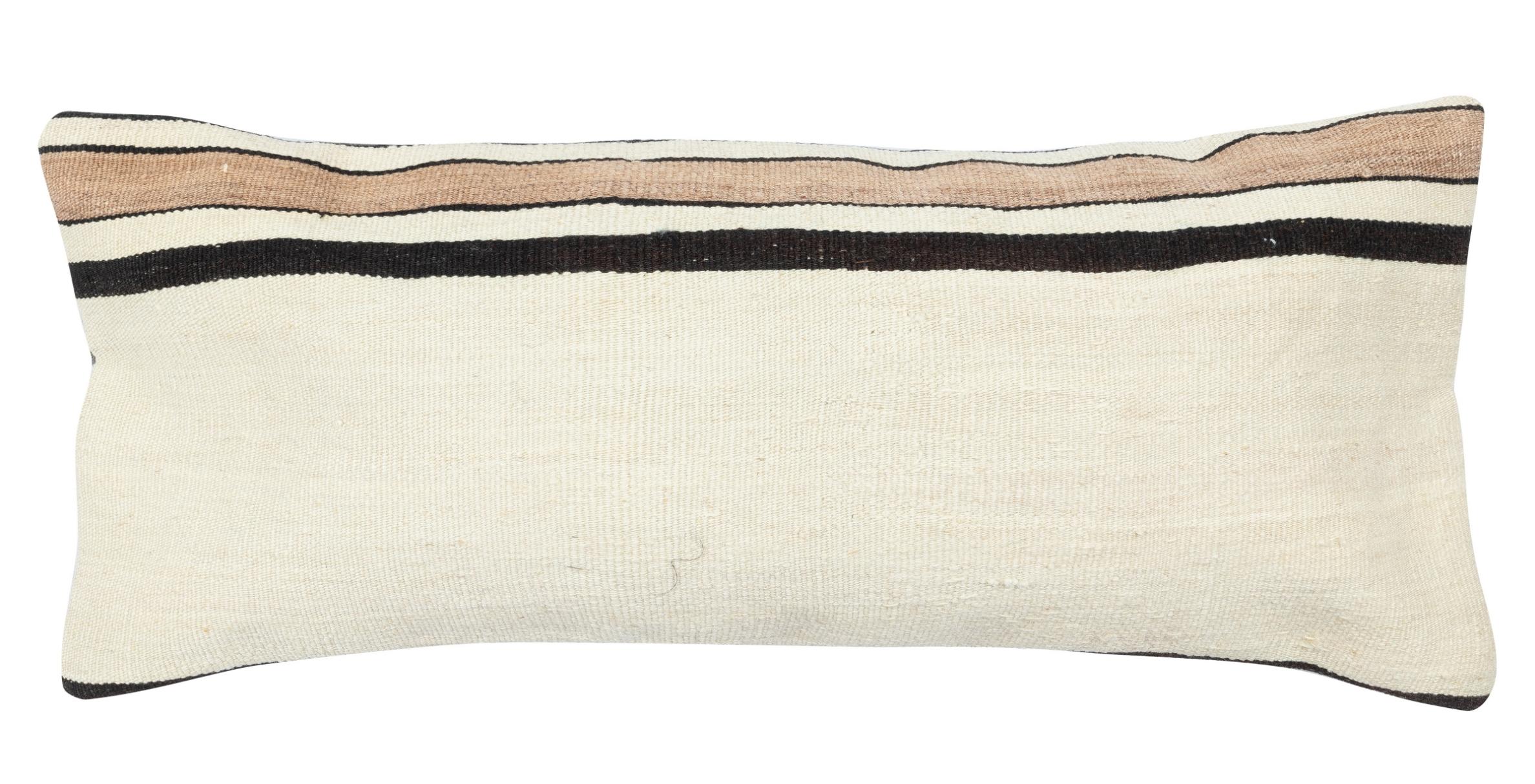 Porta la storia e il calore nella tua casa con questo set di copricuscini in canapa vintage fatti a mano. Questa coppia di copricuscini è realizzata con cura a partire da autentici kilim turchi annodati a mano. Ogni copertina è davvero unica, con