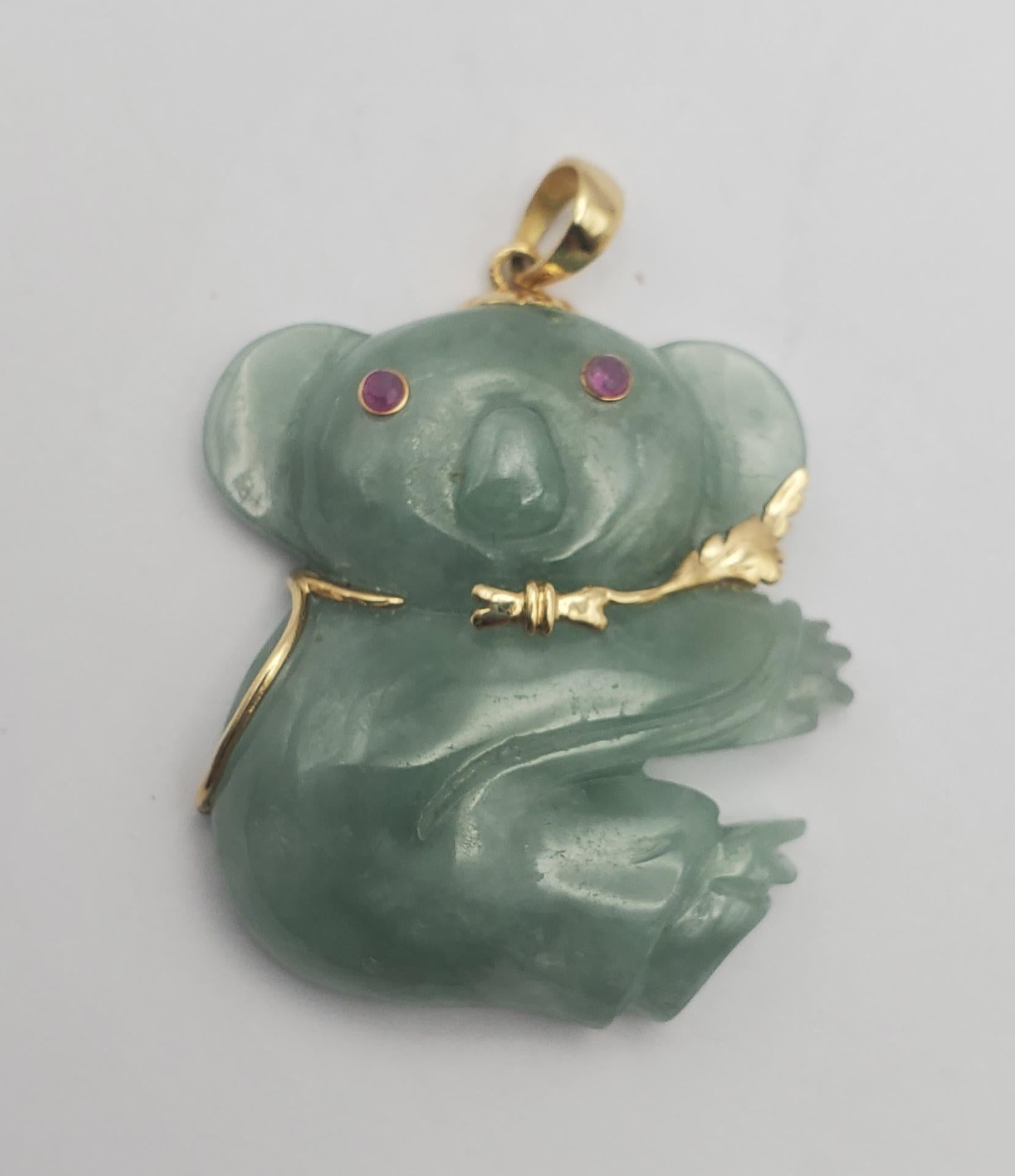 14Y Green-Blue Carved Jadeite & Ruby Koala Pendant   For Sale 2