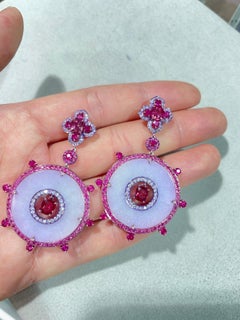 $15.000 Rari orecchini in oro 18KT con giada lavanda, zaffiro rosa e spinello