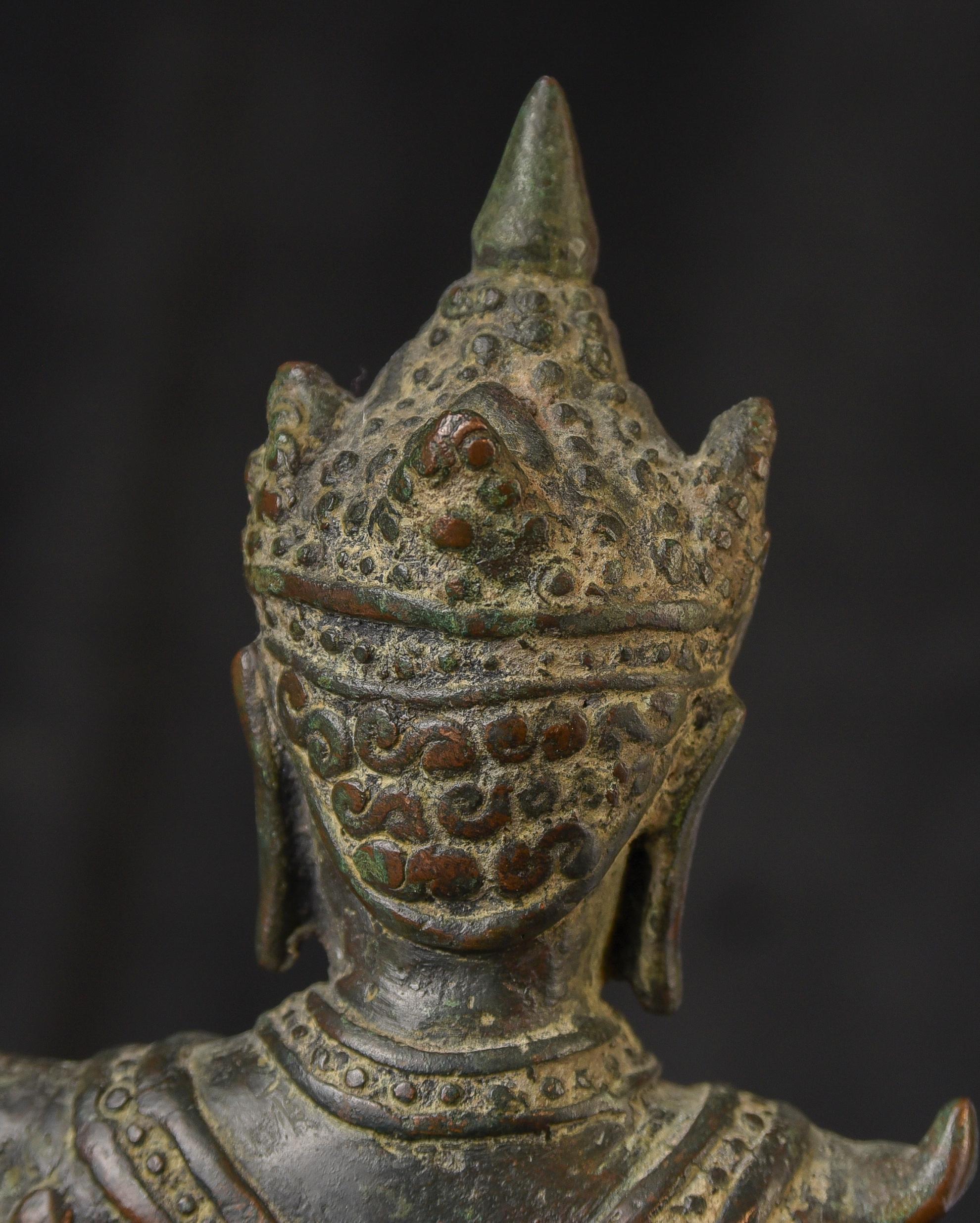 Bouddha du nord de la Thaïlande du 15/16e siècle en tenue royale. 10371 en vente 3