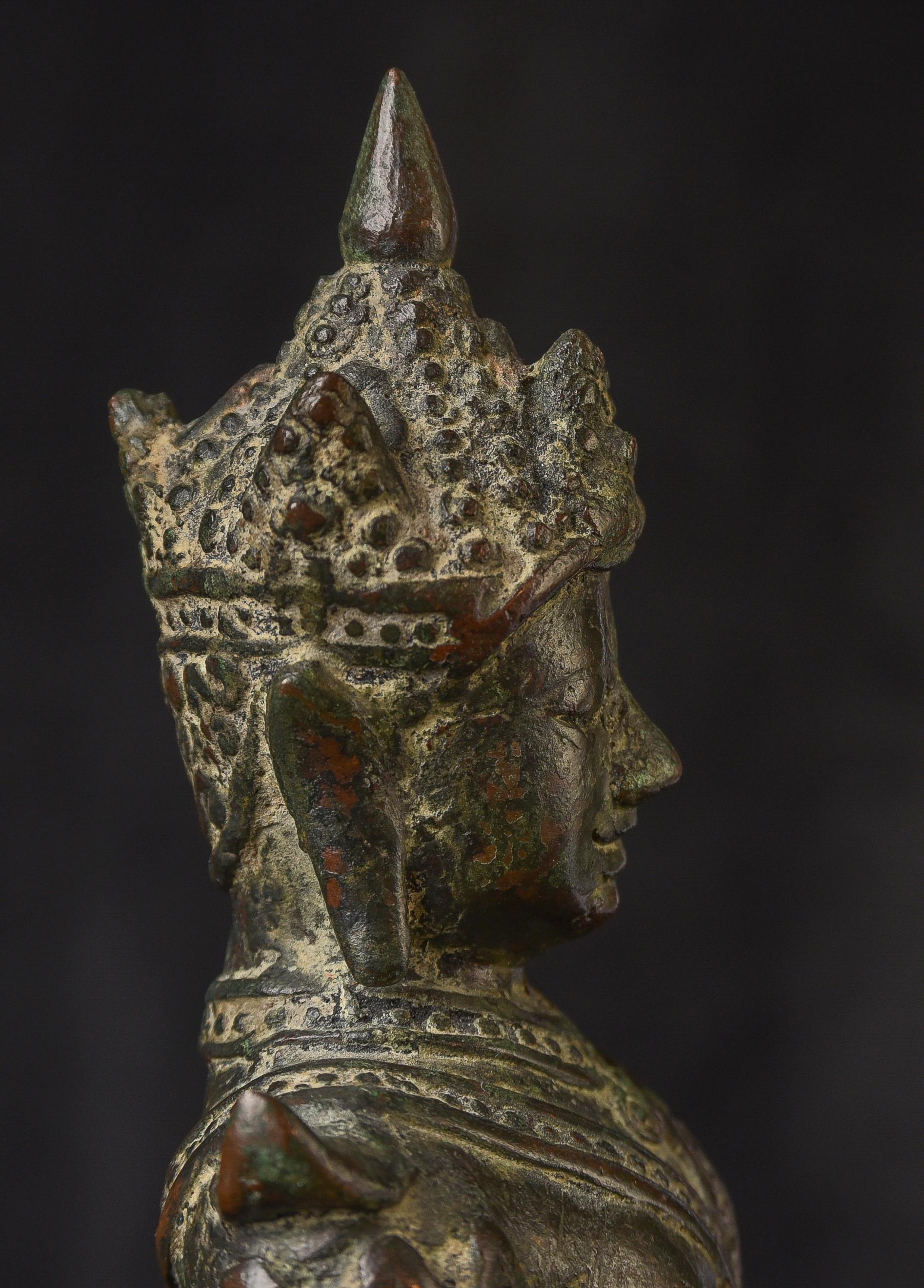 Bouddha du nord de la Thaïlande du 15/16e siècle en tenue royale. 10371 en vente 4