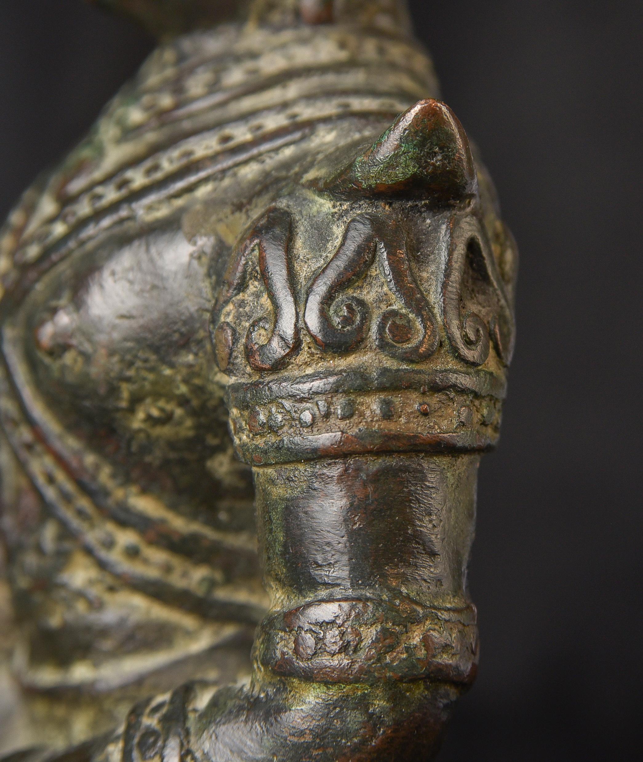 Bouddha du nord de la Thaïlande du 15/16e siècle en tenue royale. 10371 en vente 5