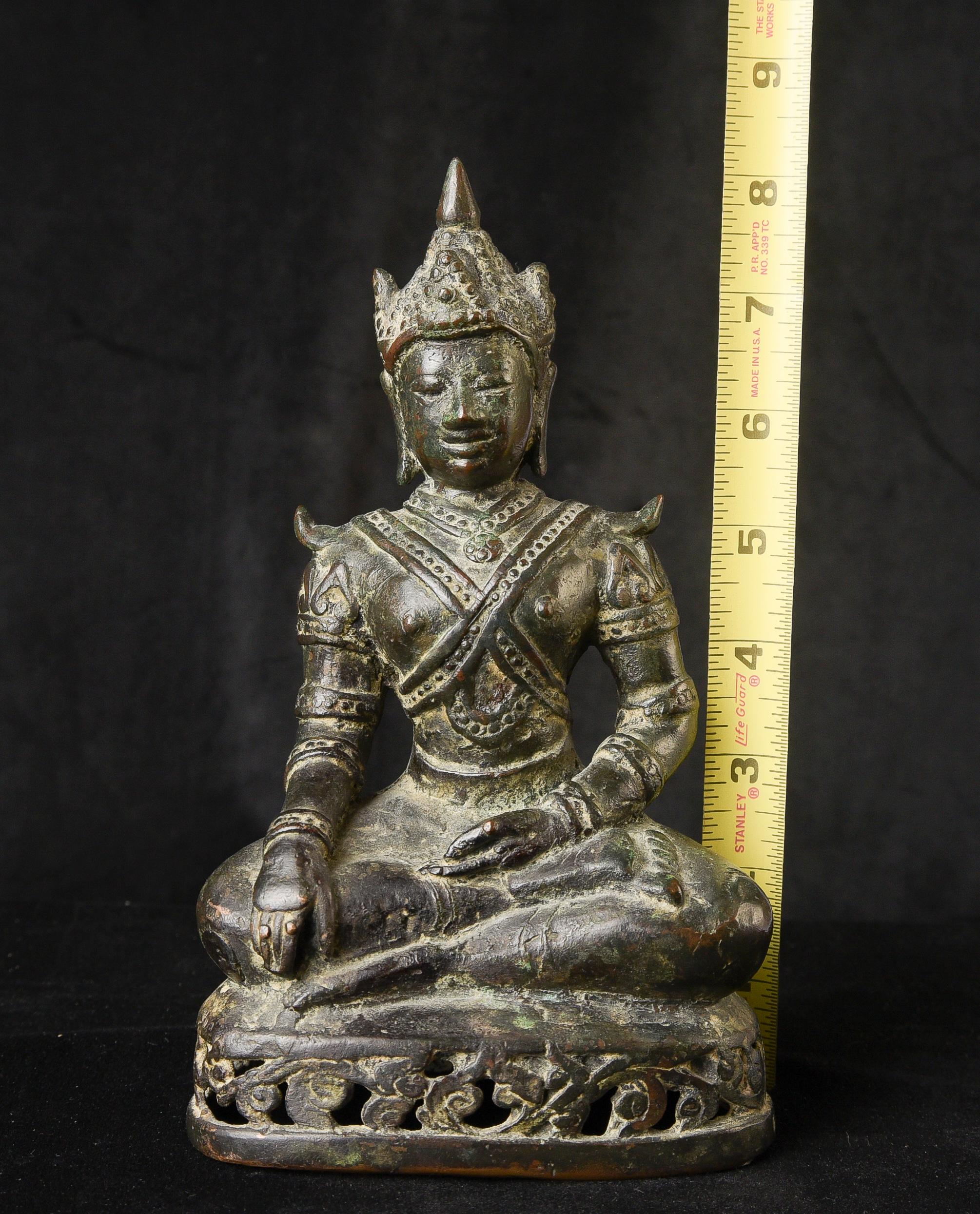 Bouddha du nord de la Thaïlande du 15/16e siècle en tenue royale. Il s'agit d'un exemple particulièrement beau de ce type. Tout, de la sculpture délicate au moulage en profondeur de la cire, jusqu'à la patine lisse et brillante, vieille de 500 ans.