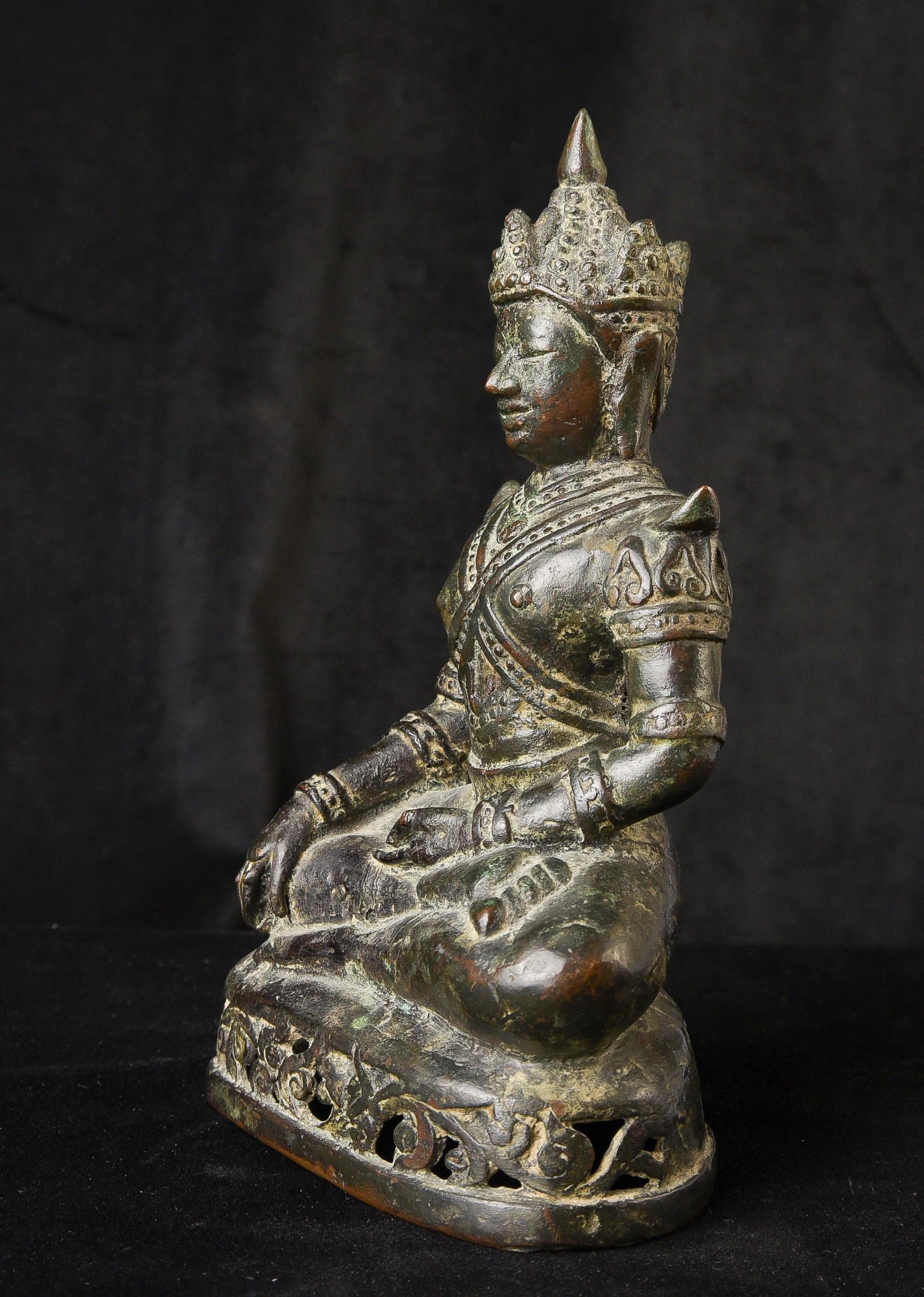 Thaïlandais Bouddha du nord de la Thaïlande du 15/16e siècle en tenue royale. 10371 en vente