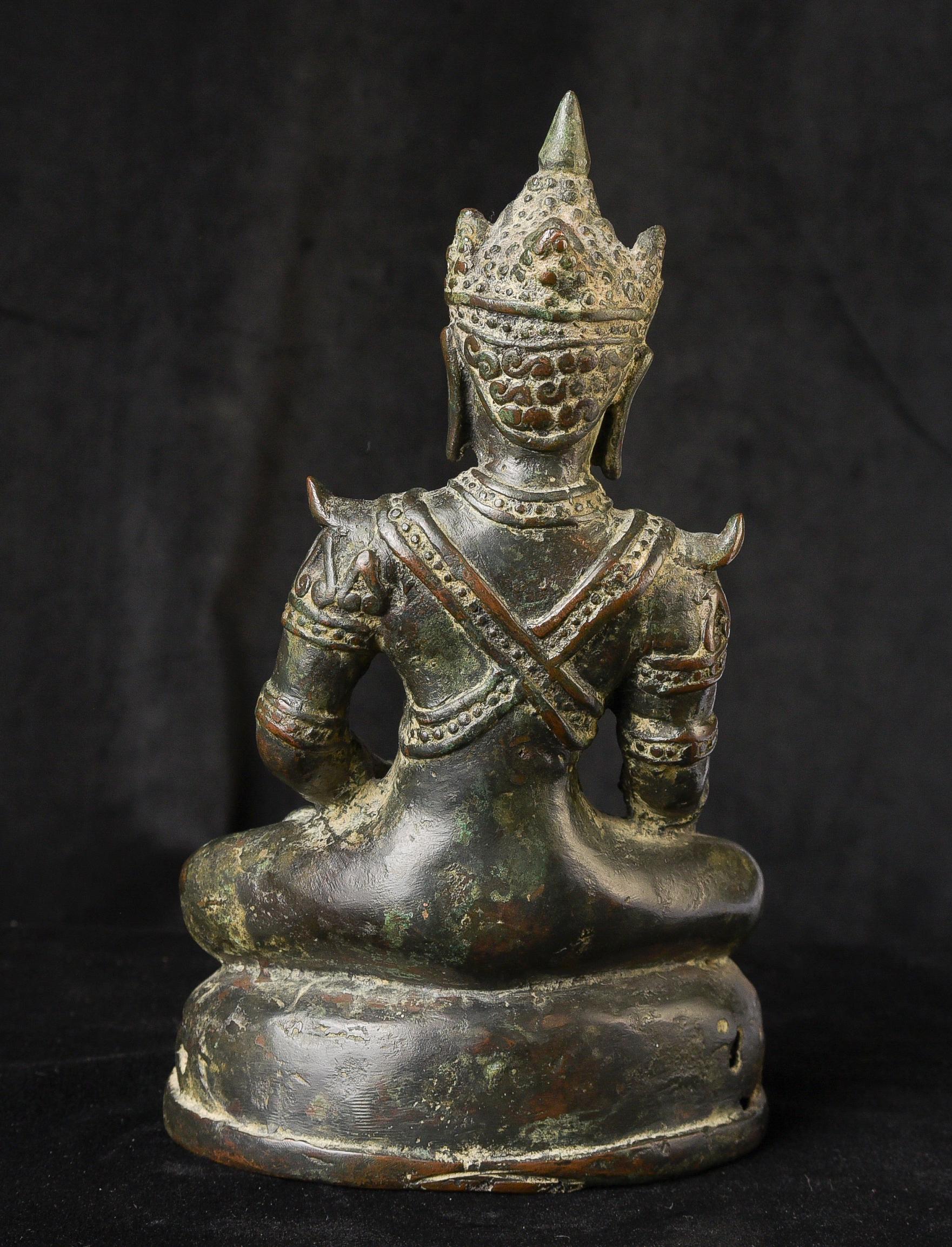 Moulage Bouddha du nord de la Thaïlande du 15/16e siècle en tenue royale. 10371 en vente