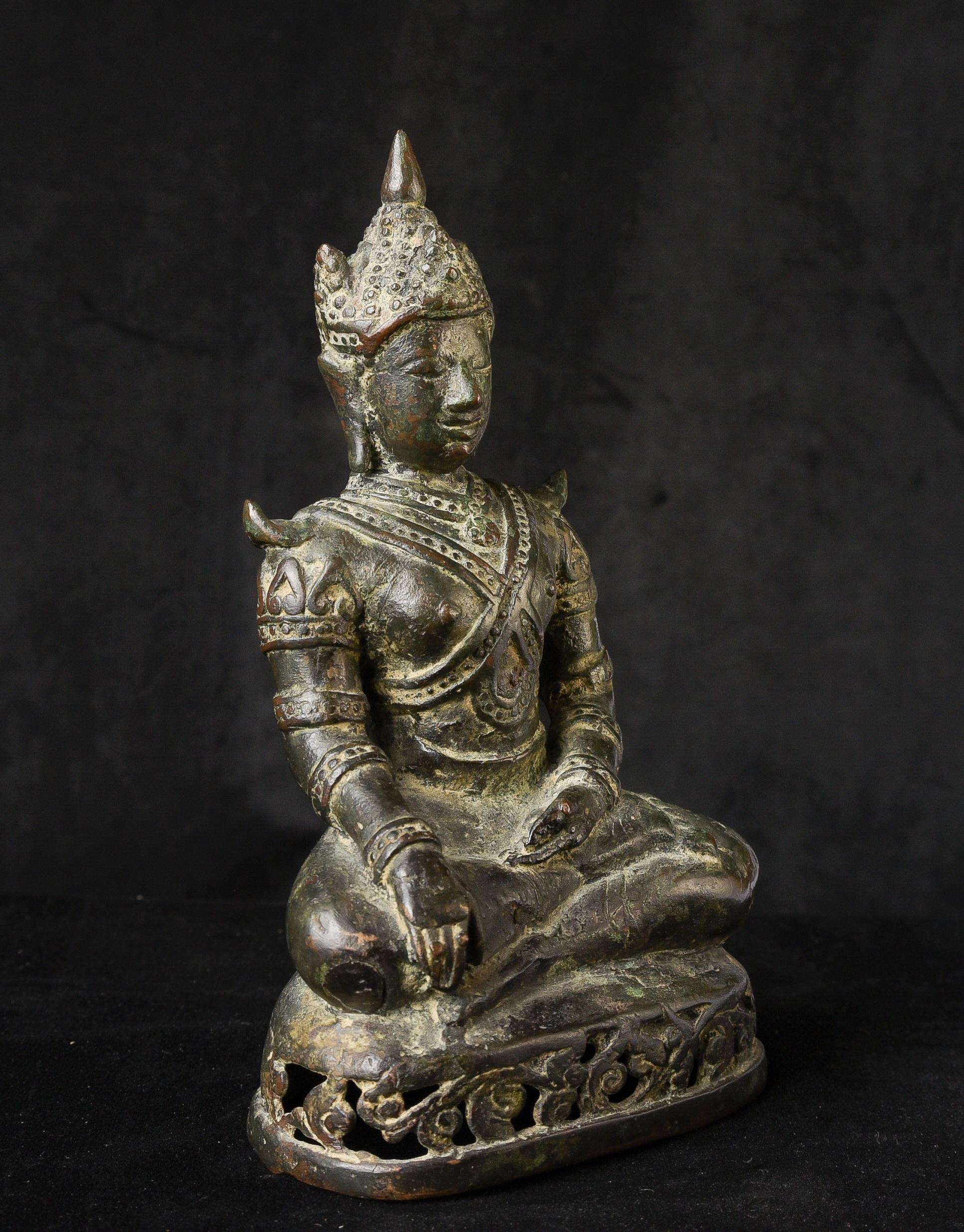 Bouddha du nord de la Thaïlande du 15/16e siècle en tenue royale. 10371 Bon état - En vente à Ukiah, CA