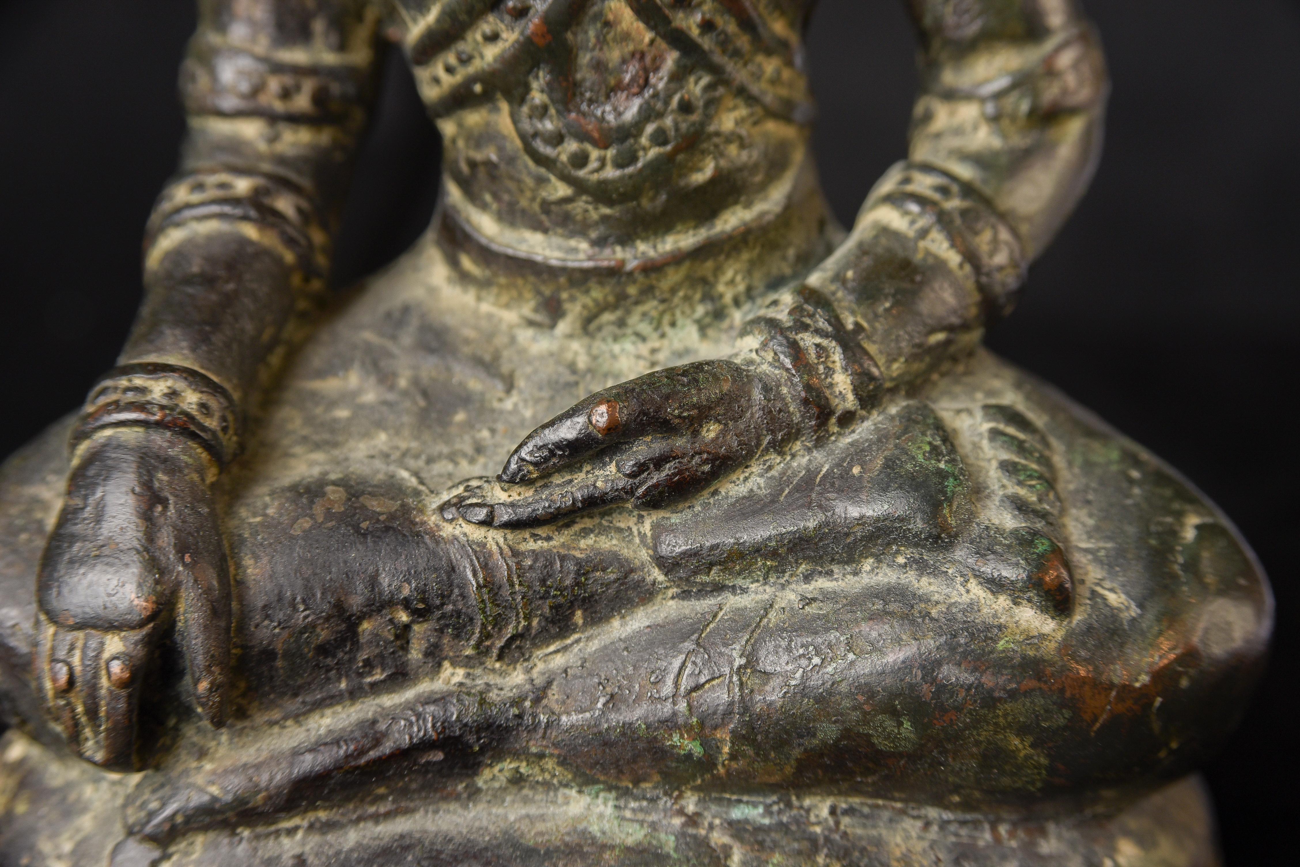 Bronze Bouddha du nord de la Thaïlande du 15/16e siècle en tenue royale. 10371 en vente