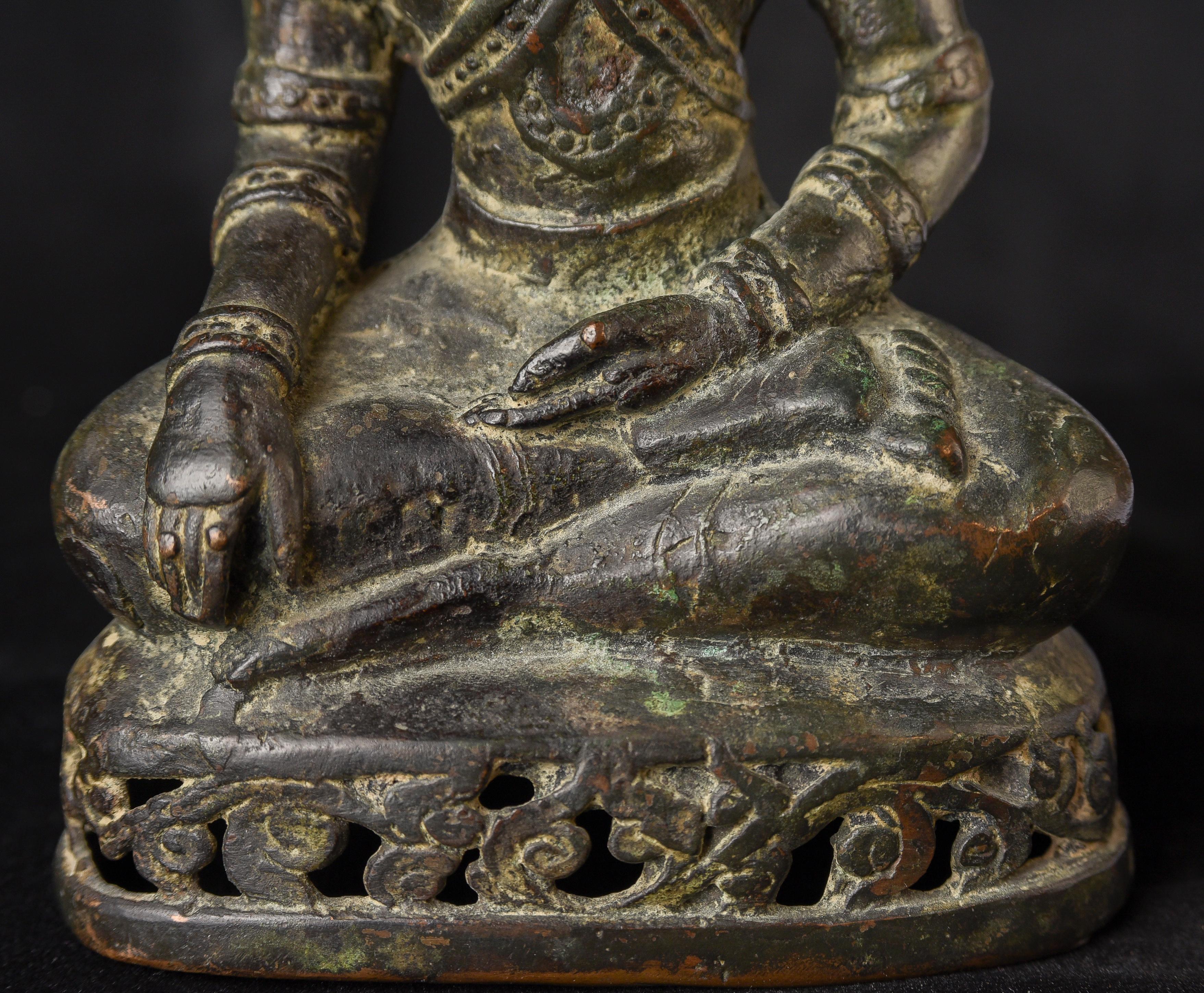 Bouddha du nord de la Thaïlande du 15/16e siècle en tenue royale. 10371 en vente 1