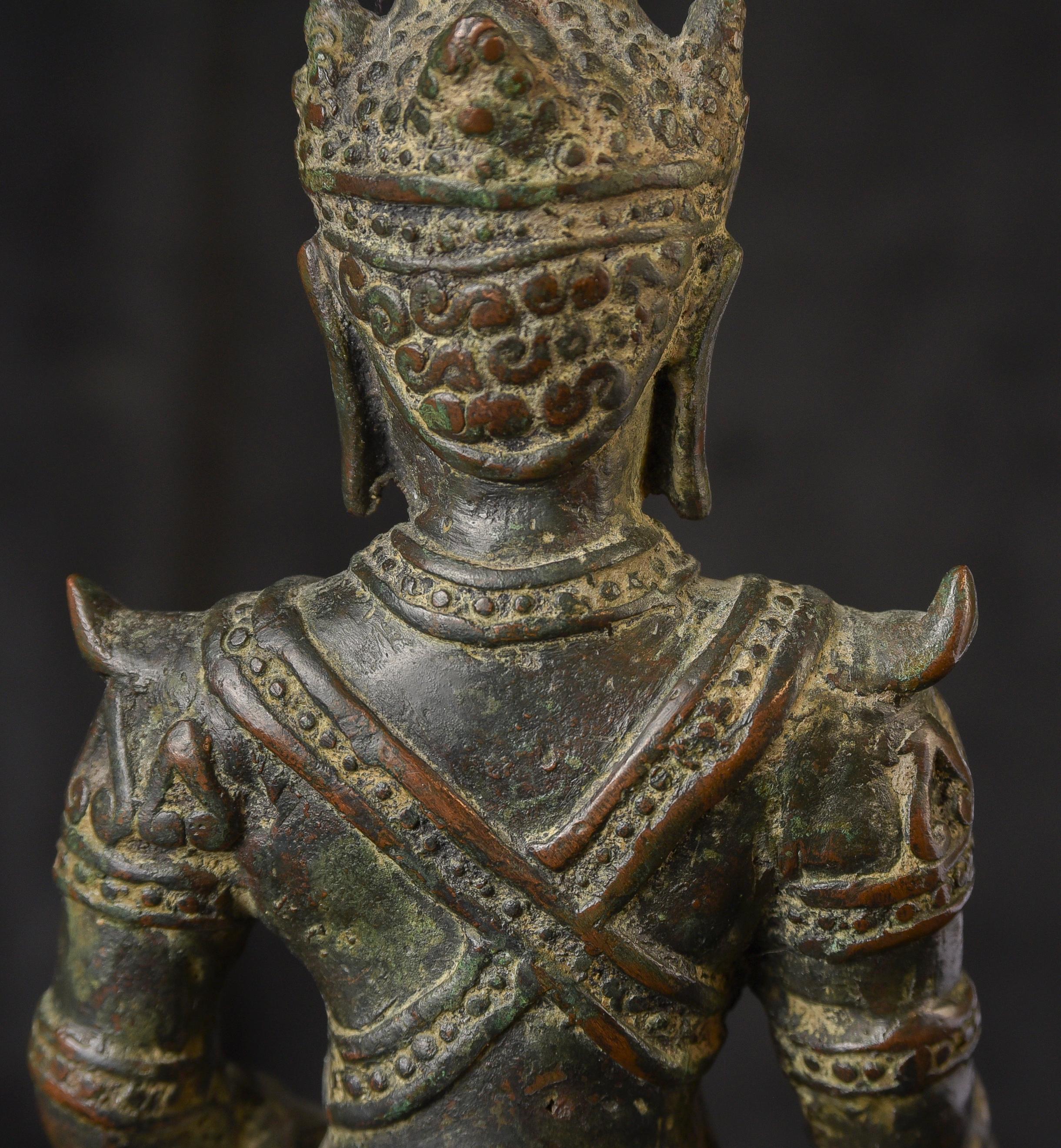 Bouddha du nord de la Thaïlande du 15/16e siècle en tenue royale. 10371 en vente 2