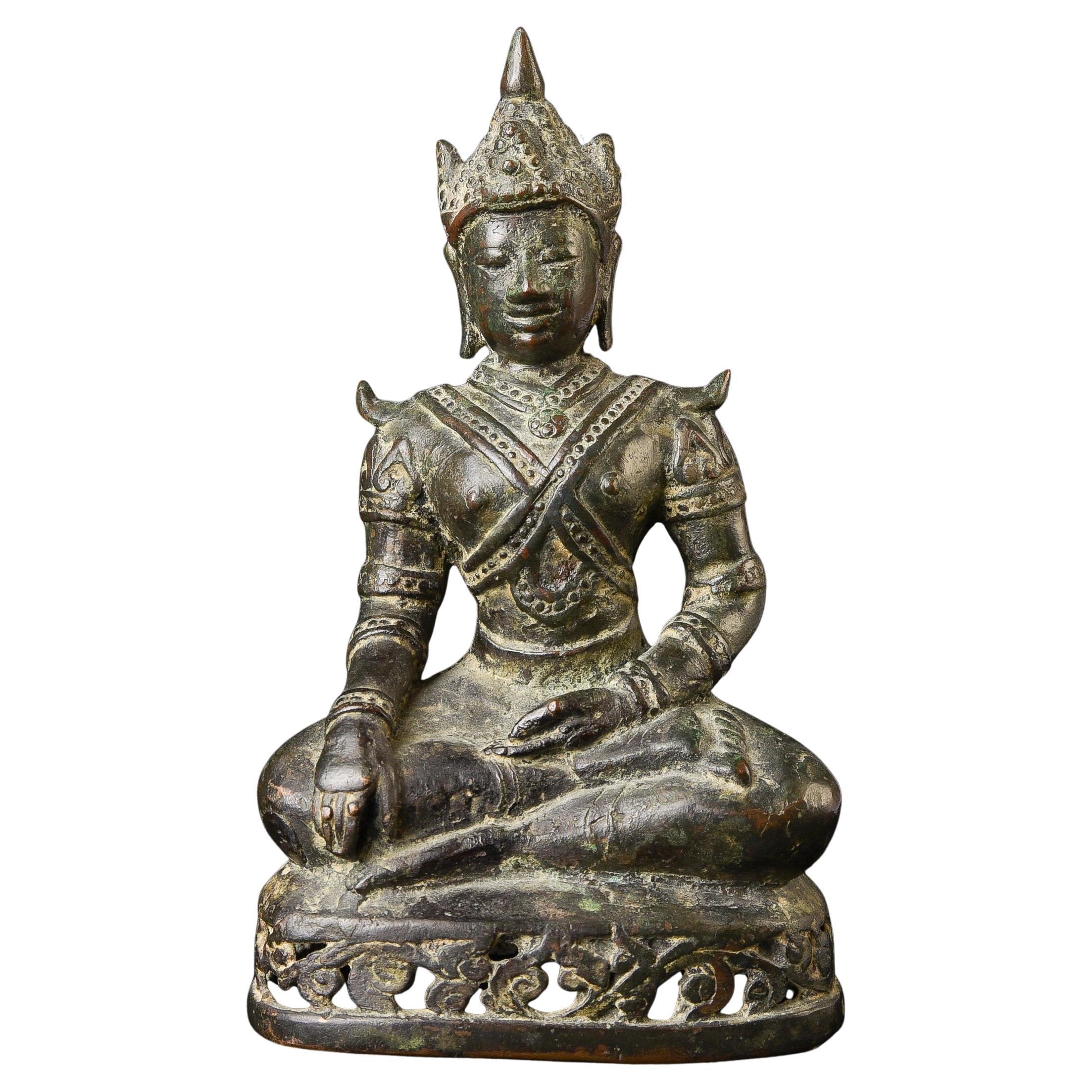 Bouddha du nord de la Thaïlande du 15/16e siècle en tenue royale. 10371