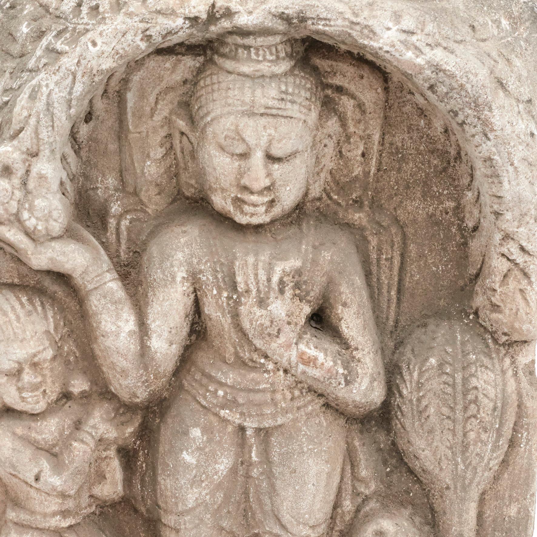 400-500 Jahre alte handgeschnitzte Sandsteinskulptur eines stehenden Buddhas, flankiert von einem Munk und einem Fabeltier.
Stammt von einer Pagode / einem Tempel in Arakan, einer geografischen Küstenregion im Süden Myanmars (Birma), um