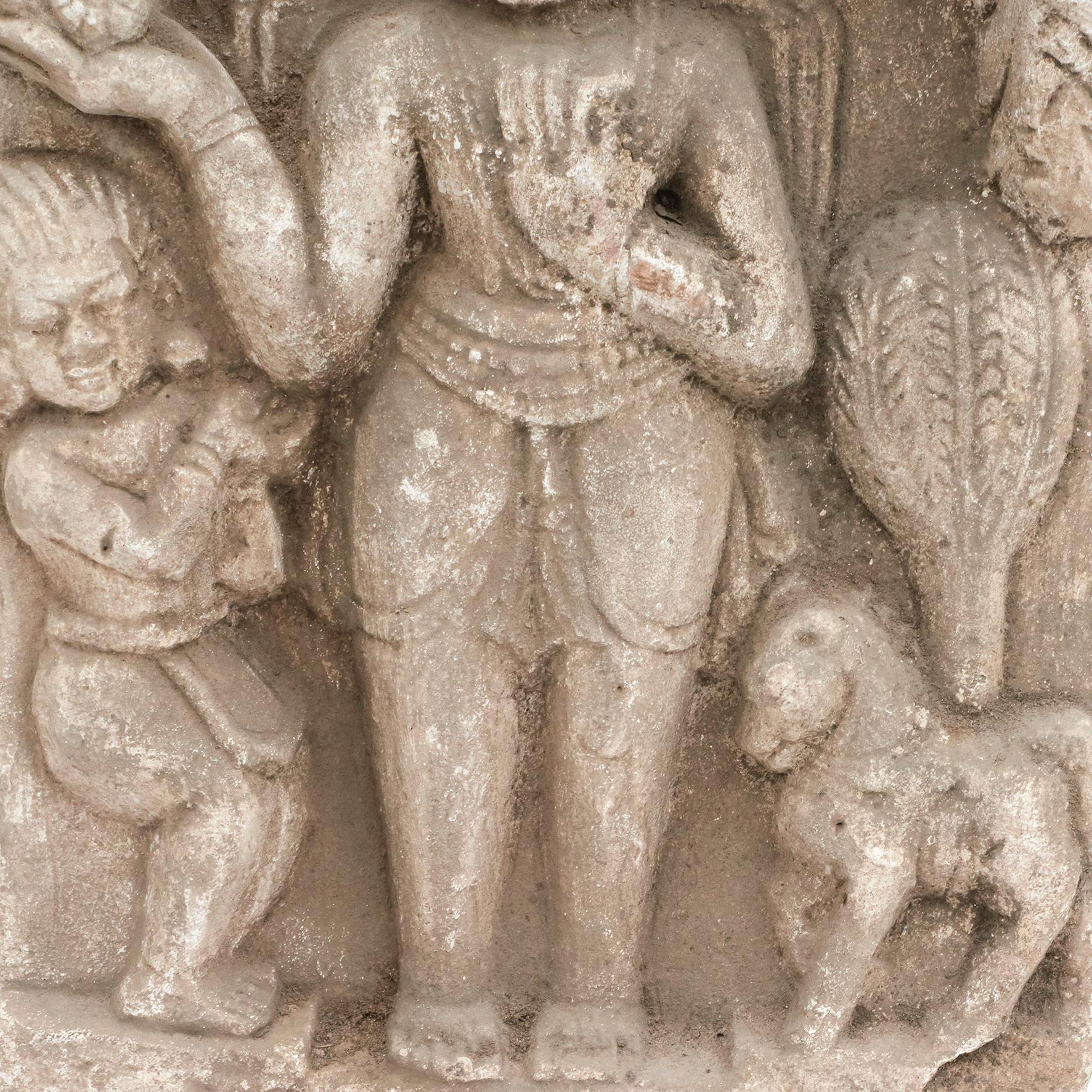 Buddha-Skulptur aus Sandstein mit Ständer aus dem 15.-16. Jahrhundert (Sonstiges) im Angebot