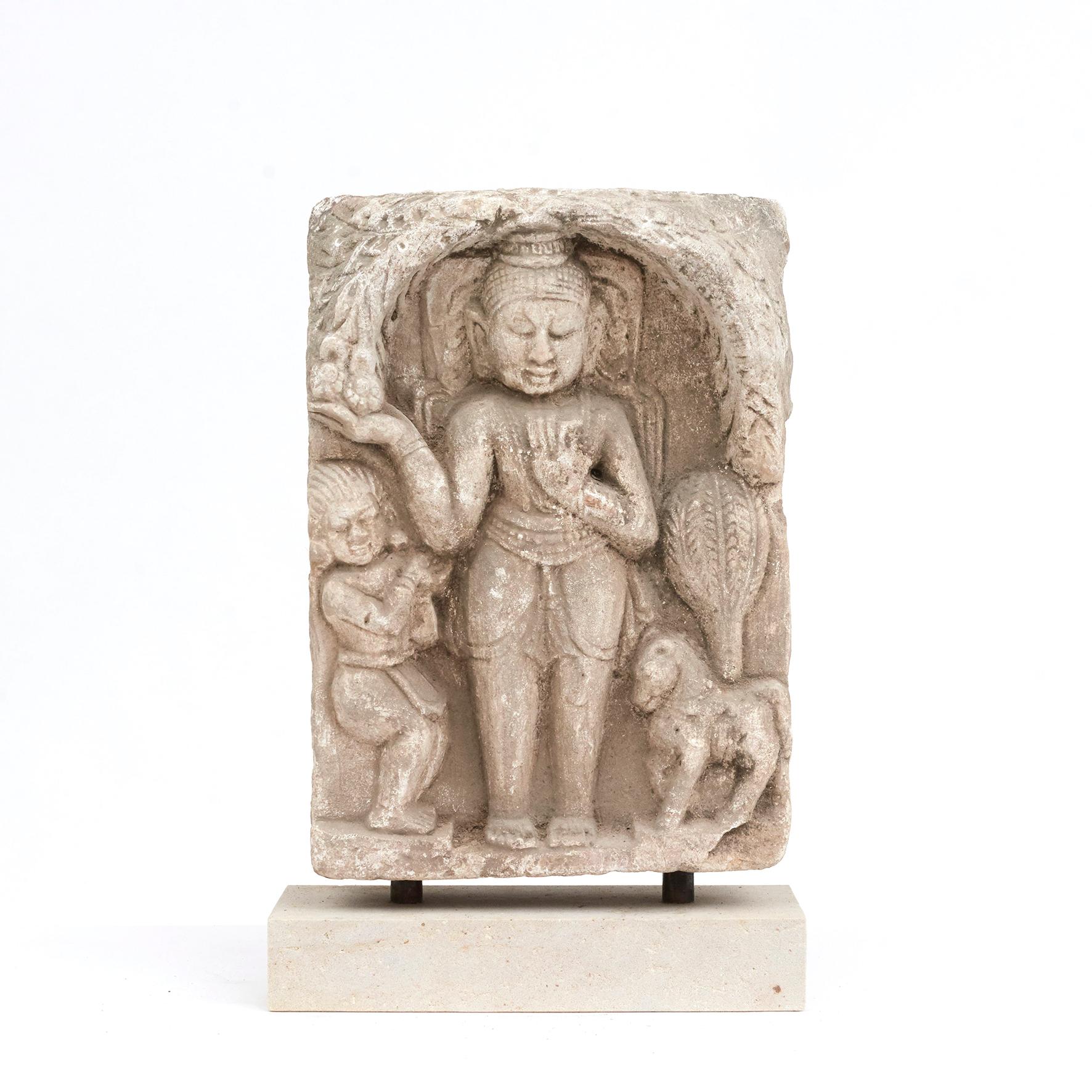 Buddha-Skulptur aus Sandstein mit Ständer aus dem 15.-16. Jahrhundert (Handgefertigt) im Angebot
