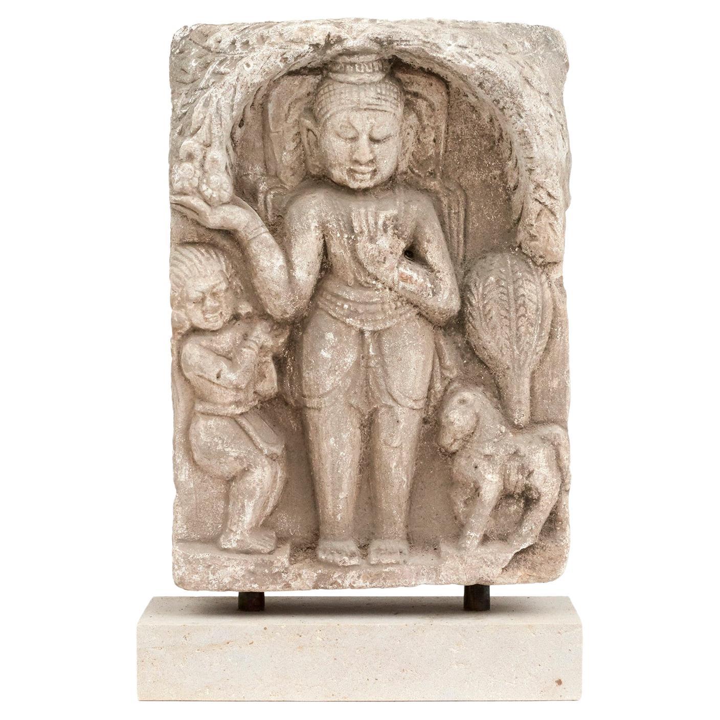 Buddha-Skulptur aus Sandstein mit Ständer aus dem 15.-16. Jahrhundert im Angebot