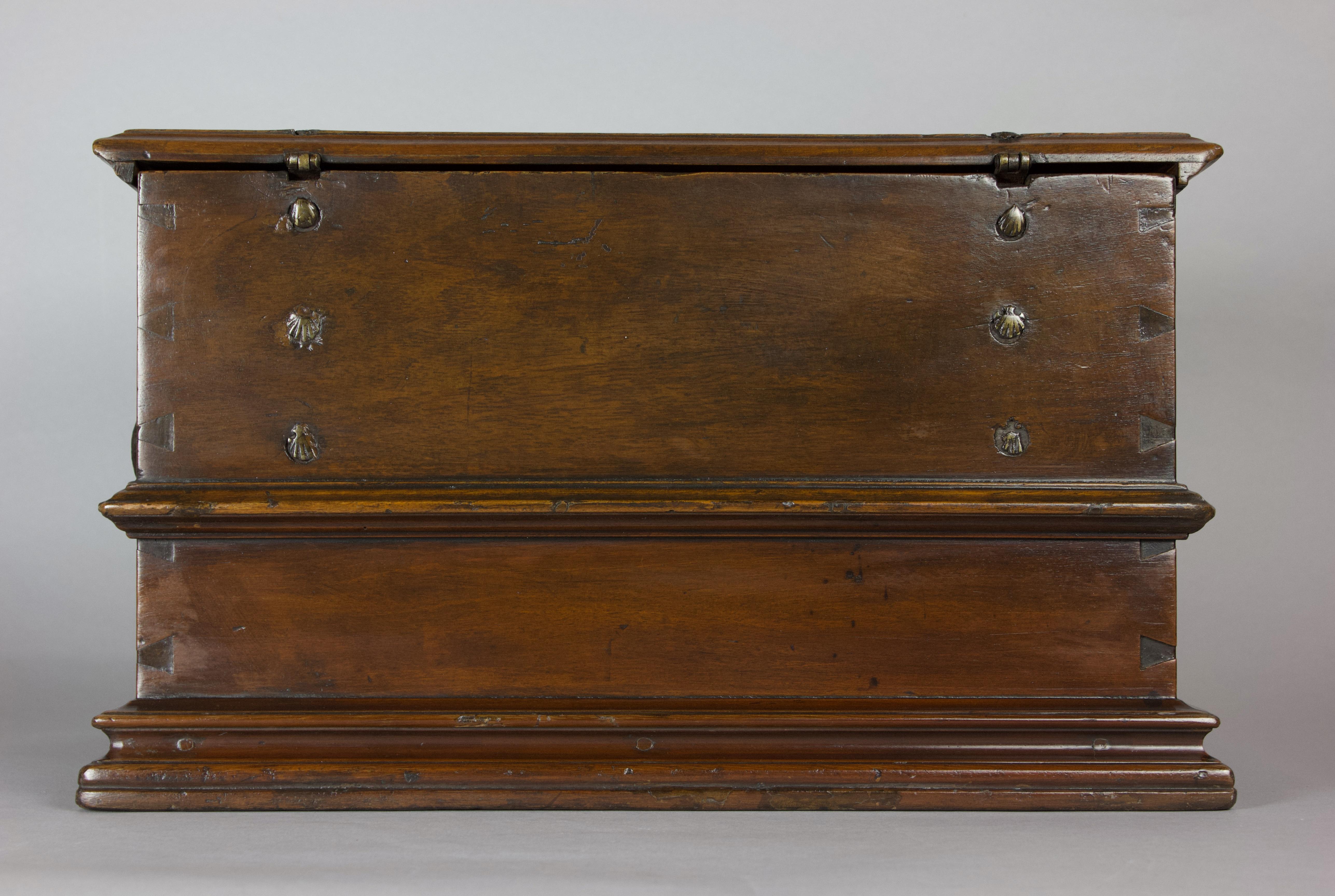 15/16th Century Spanish Walnut Casket, Circa 1500 In Good Condition For Sale In Brugge, BE