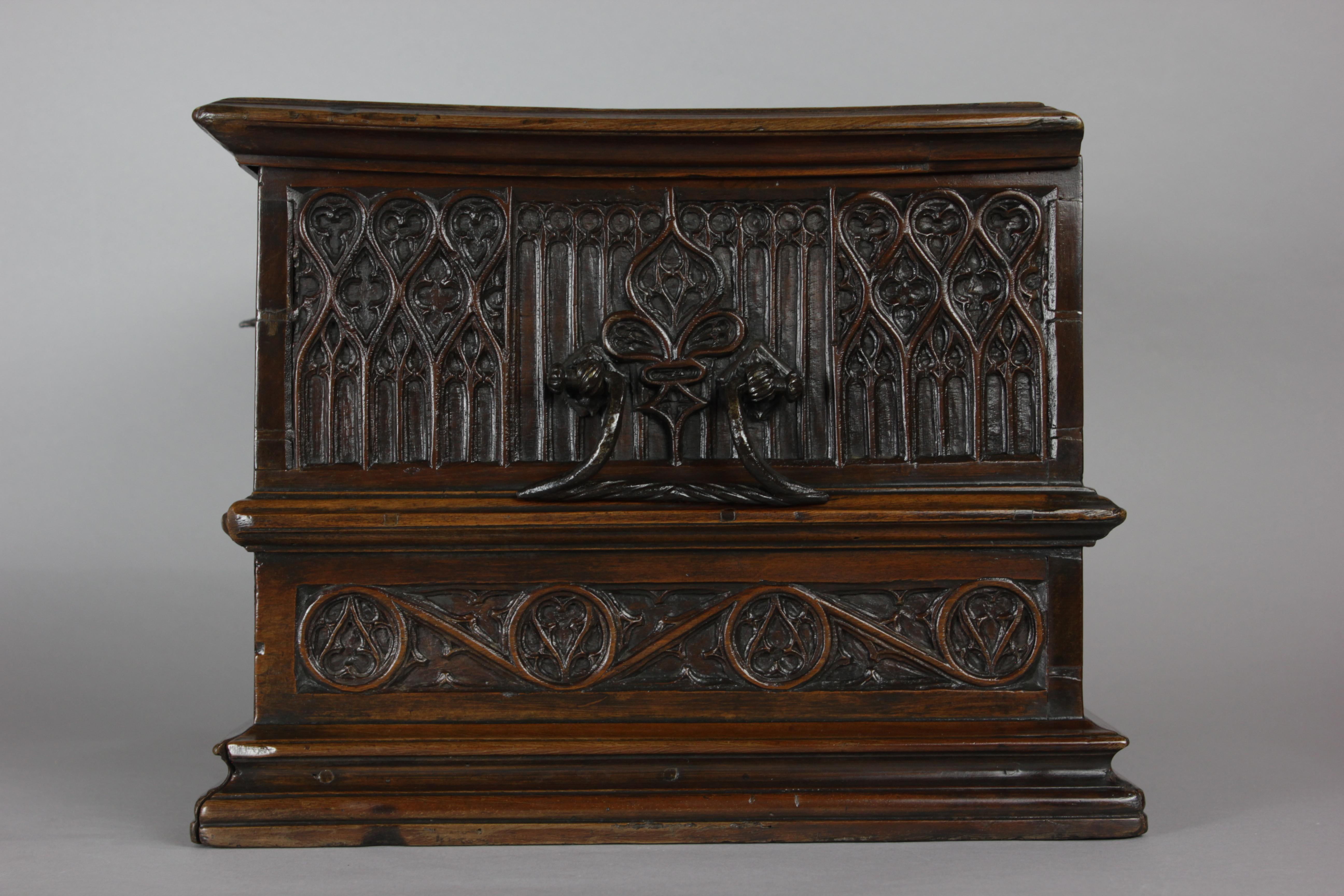 15/16th Century Spanish Walnut Casket, Circa 1500 1