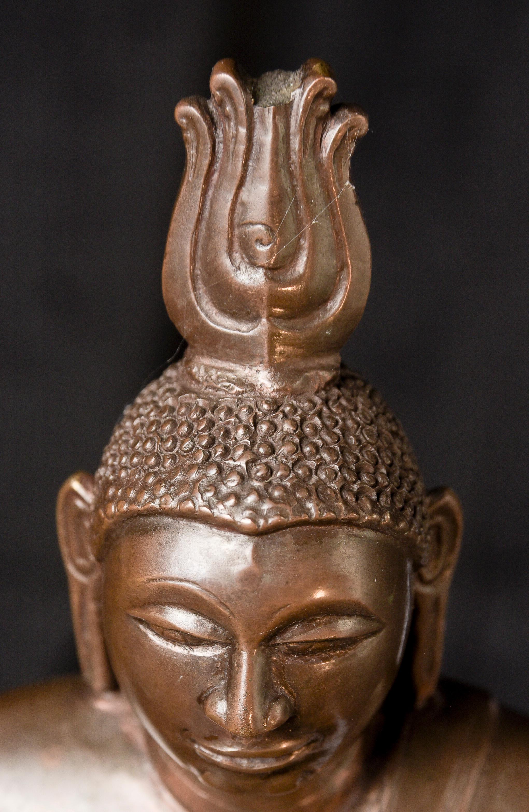 15-18ème siècle Royaume divisé de Sri Lanka/Kandy Bronze - Bouddha très spécial, 10293 en vente 8