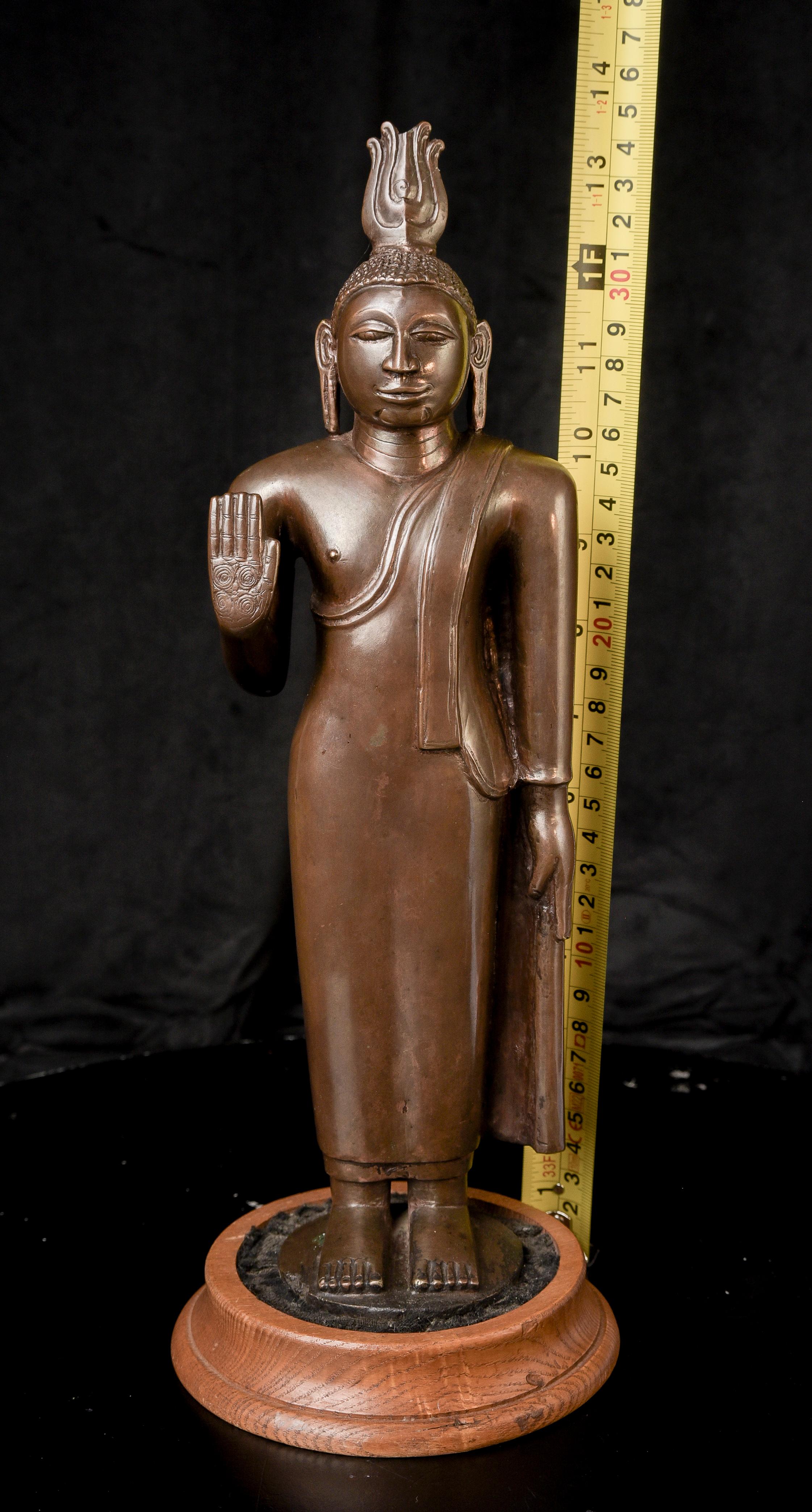 Rare et exceptionnel bouddha sri-lankais en bronze de la période du Royaume divisé, datant des XVe-XVIIIe siècles. Cette figurine finement moulée présente un bel éclat de surface et une patine douce et vieillie qui rehausse sa présence sereine. Plus